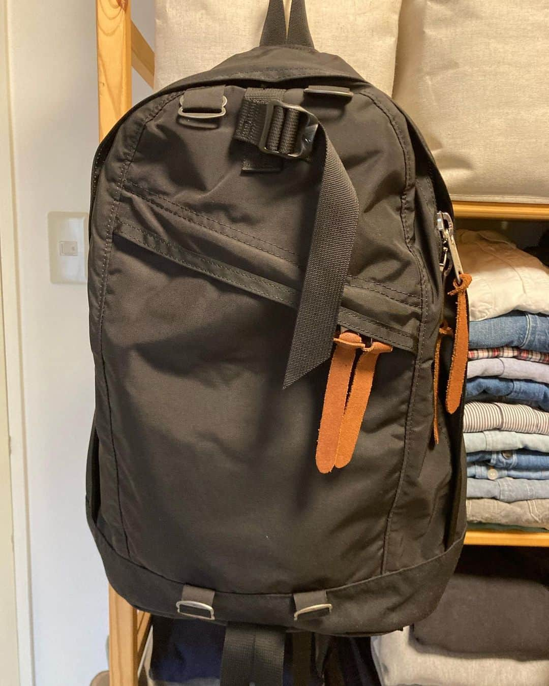 中島ヒロトのインスタグラム：「GREGORY × Begin DAY PACK  よく購入する雑誌“ビギン”の別注で、ロゴを前に付けない、通称「裏ロゴ」のデイパック。最初に裏ロゴのテールメイトを見ていいな、と思ったんですが、抽選販売で外れて。これもどうせ当たらないだろうと思ったら、買えて（笑）。ビームスボーイのを買った時期と被ったので、うーん、と思いましたが（笑）。オールブラックの感じは気に入ってます。 ちなみに今は普通に買えるんじゃないかな。当時はこれ買うとPCケースが付属してたけど、今は違うみたい。 これが最後。もう買わないぞ（笑）。  ボチボチお洋服に戻ります。  #gregory」