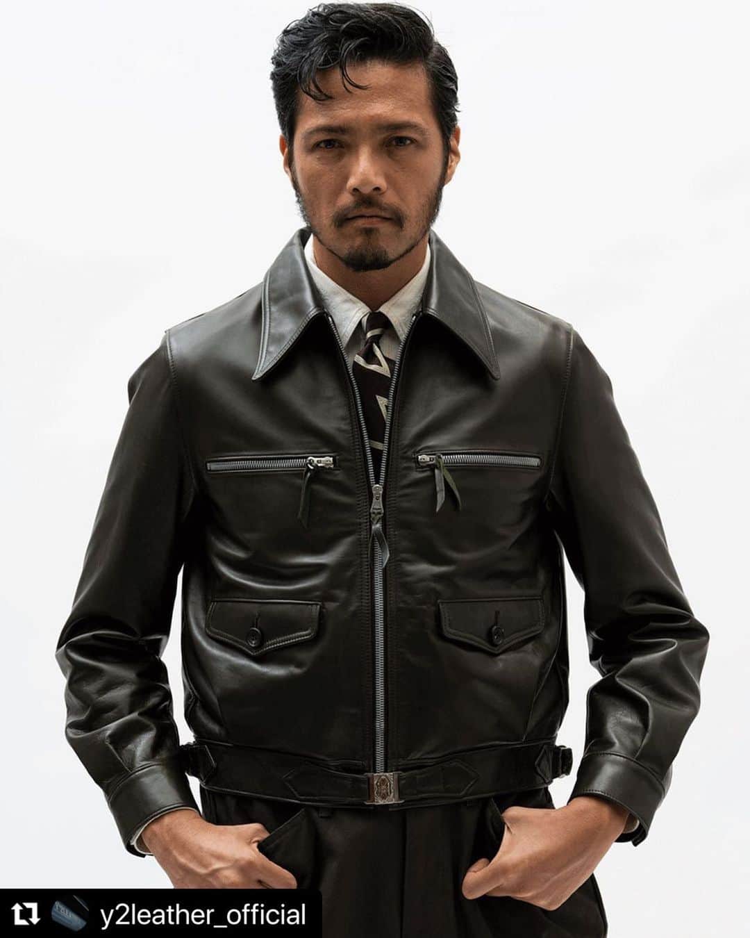 ZOEのインスタグラム：「カタログ楽しみ✨  #Repost @y2leather_official with @use.repost ・・・ 「2023年STYLE BOOK」  今年もRUDO編集部に作成をお願いしており順調に進行してます。  お楽しみに！  #y2leather  #y2レザー #ワイツーレザー #leatherjacket  #革ジャン」