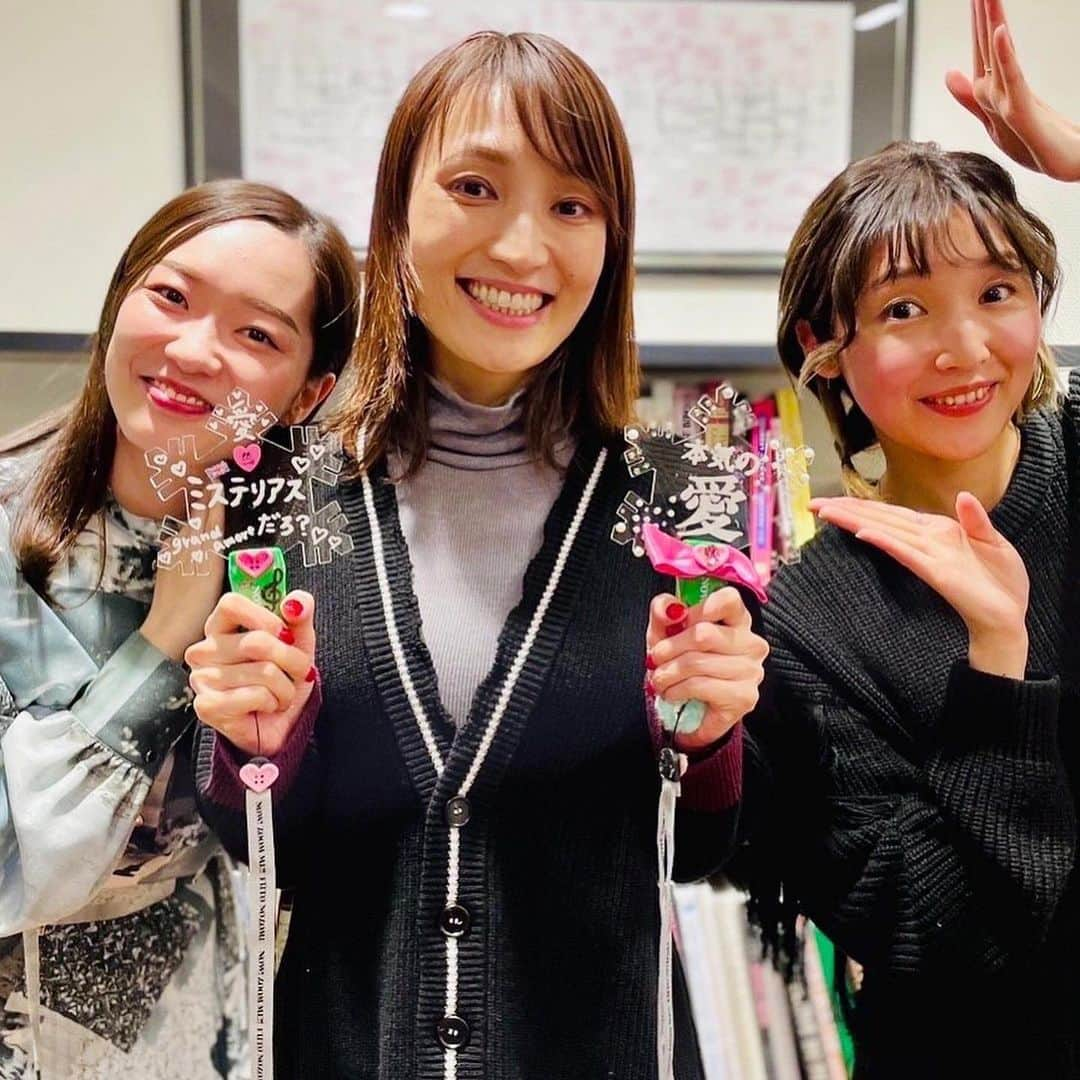 桜咲彩花さんのインスタグラム写真 - (桜咲彩花Instagram)「本日18時より、望海風斗さんの Spotify独占配信 「望海風斗のほろ酔いアワー｣ #12 宝塚歌劇団入団10年目！が配信となります！ 　  だいっすきなお二人と飲みながら思い出を語れるなんて、 何たる幸せ！！😳 ドキドキしながら向かった収録は 本当に楽しすぎて時が倍速で過ぎてゆきました笑 　　  何年たっても、こうして一緒に笑って振り返れる日々や 大切な舞台で溢れてるなんて。 改めて何て幸せなんだと！！！ 噛み締めながら沢山笑ったひとときでした！！ 　　  是非ぜひぜひに！宜しくお願い致します☺️   #望海風斗 さま #鳳真由 さま  #しっかりちゃっかり大切なペンライトも持参 ご本人に持って頂ける奇跡！😍  #懐かしの降霊術写真🇬🇧 はたまた酔いが回っているのか🤣」1月16日 11時23分 - ayaka.osaki