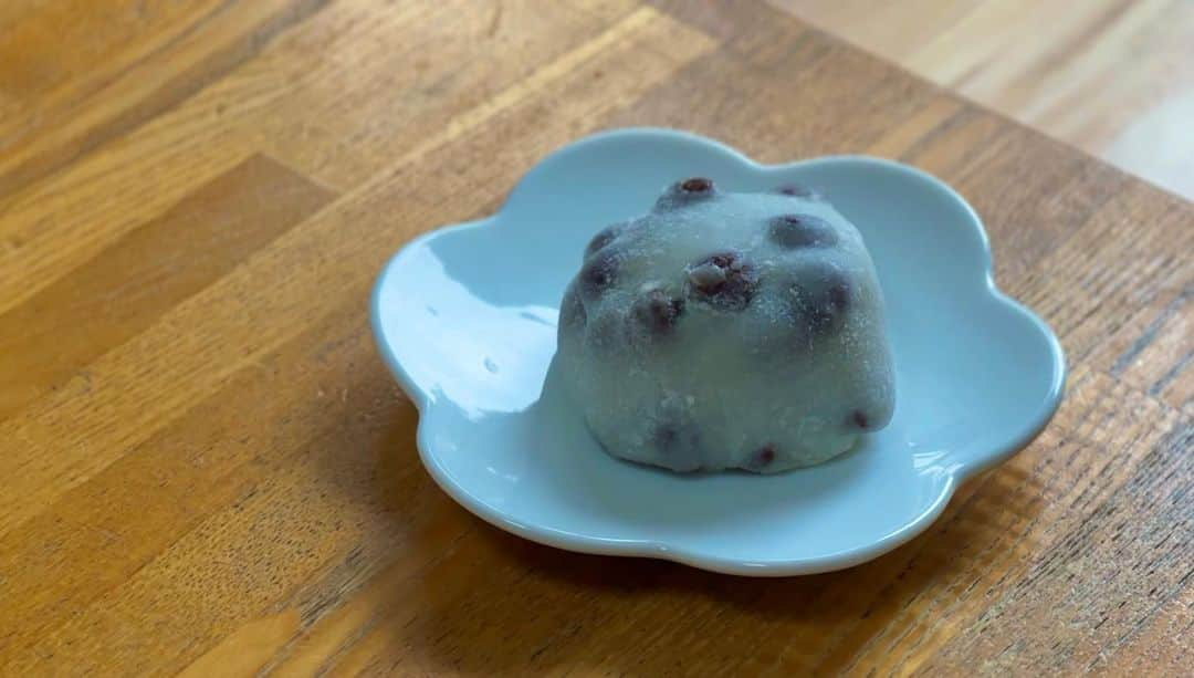 弓月ひろみのインスタグラム：「WAGASHI is Japanese sweets. Traditional ones are eaten with green tea（抹茶). Japanese people eat wagashi on a daily basis. for instance Daifuku, Dorayaki, Dango🍡  Which is the best one? That’s a very difficult question.   But, I can tell you this “Futaba is awesome!! I love Mamemochi!!”😍  Futaba specialises in 餅菓子 (rice cake sweets) in Kyoto. The 豆餅 is popular menu item that sells2,000 pieces in one day. It’s a perfect balance of salty red peas（赤えんどう豆）, soft and chewy rice cake, and sweet red paste.  If you go to Kyoto, You must try it🤤  Yesterday, my staff from Kyoto bought this for us. Thank you🤗  I LOVE THE MAMEMOCHI❤️❤️  #Kyoto #japanesefood  #japaneseculture #sweets #wagashi  #food #japanstyle #japantrip」