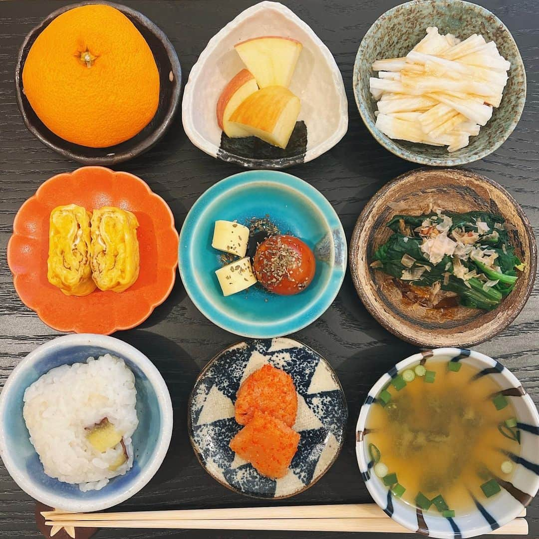 天木じゅんさんのインスタグラム写真 - (天木じゅんInstagram)「🍙🍅🥬  ずっとやりたかった小皿盛りご飯。 沖縄ロケでマネージャーさんと歩き回って、 レンタカーもして探した小皿と 大晦日に町田の @sakaetouki まで 買いに行った小皿たち☺︎(めちゃ安い)  ☑︎冷凍していたさつまいもご飯 ☑︎一口小葱味噌汁 ☑︎明太子(好きな食べ物No.1) ☑︎ほうれん草の煮浸し(めんつゆ) ☑︎トマトチーズ(バルサミコ酢,オリーブオイル,バジル) ☑︎卵焼き(白だしと蜂蜜少し入れた) ☑︎長芋千切り(醤油) ☑︎みかんとりんご  #天木ごはん　#小皿盛り #食器 #器 #自炊 #一人暮らし #手料理 #和食」1月16日 11時44分 - jun.amaki