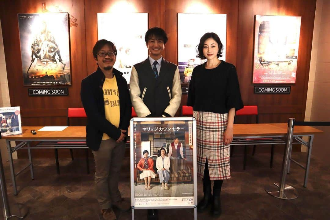 青山倫子のインスタグラム：「_ 昨日、Kino cinema横浜みなとみらいでの舞台挨拶へ お越しくださった方、 本当にありがとうございました！ 思いがけず皆さんとお話をさせていただける機会まであって、生の感想などを聞かせていただけて幸せな時間でした。 皆さんにお会いできて本当に良かったです。 お会いできなかった方も、こうしてインスタグラムを見てくださって、いつもとても力をもらっています！ これはとてもありがたい、素敵なご縁だなぁと感じています。 ありがとうございます！  映画「マリッジカウンセラー」は結婚のお話だけではなく、人と人とが紡ぎ合う‘縁’のお話だと思っています。 背中をそっと押してくれるような、誰かを信じてみようと勇気をもらえるような、そんな温かい作品だと思います。 ぜひ、よろしくお願いいたします。  #青山倫子 #ひとりだけ照明が当たっているずるい写真  #映画 #マリッジカウンセラー #舞台挨拶  #前田直樹 監督 #永山たかし さん」