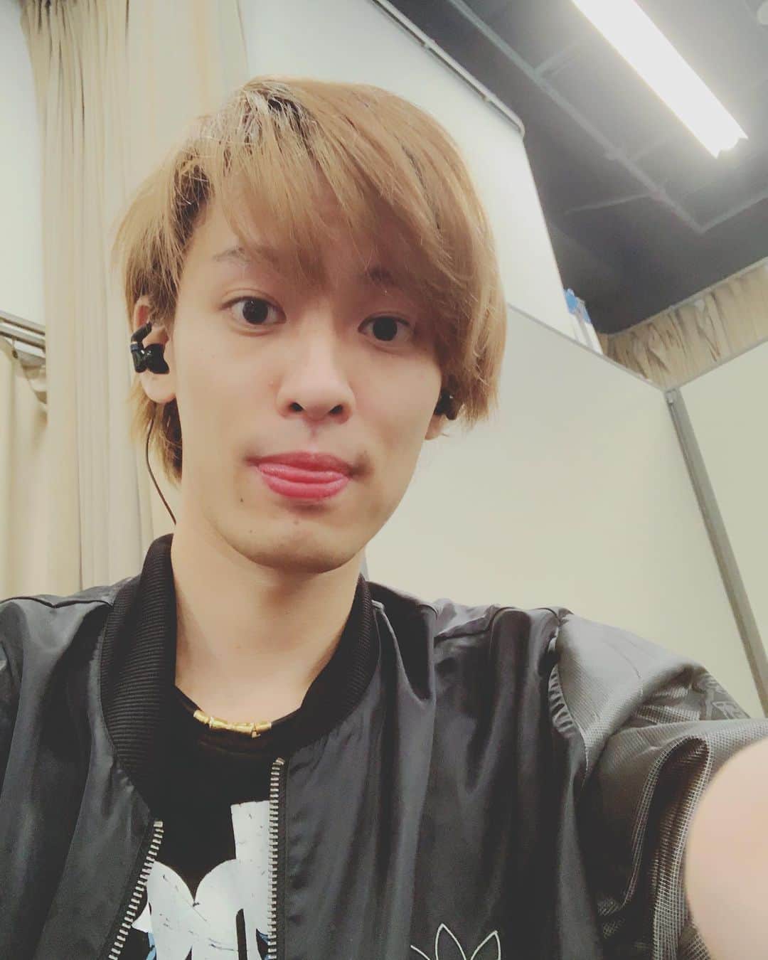 戸谷公人のインスタグラム：「ぺろ😛 朝からハニーに襲われて 幸せな気持ち☺️  #ボーダーコリー #雨」