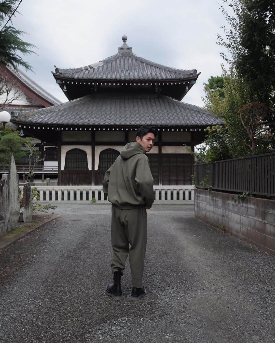 のインスタグラム：「あけましておめでとうございます。  なんか最近あったかくない？アウターいらずで散歩できちゃうんだけど？こっからまた寒くなんのかな☃️」