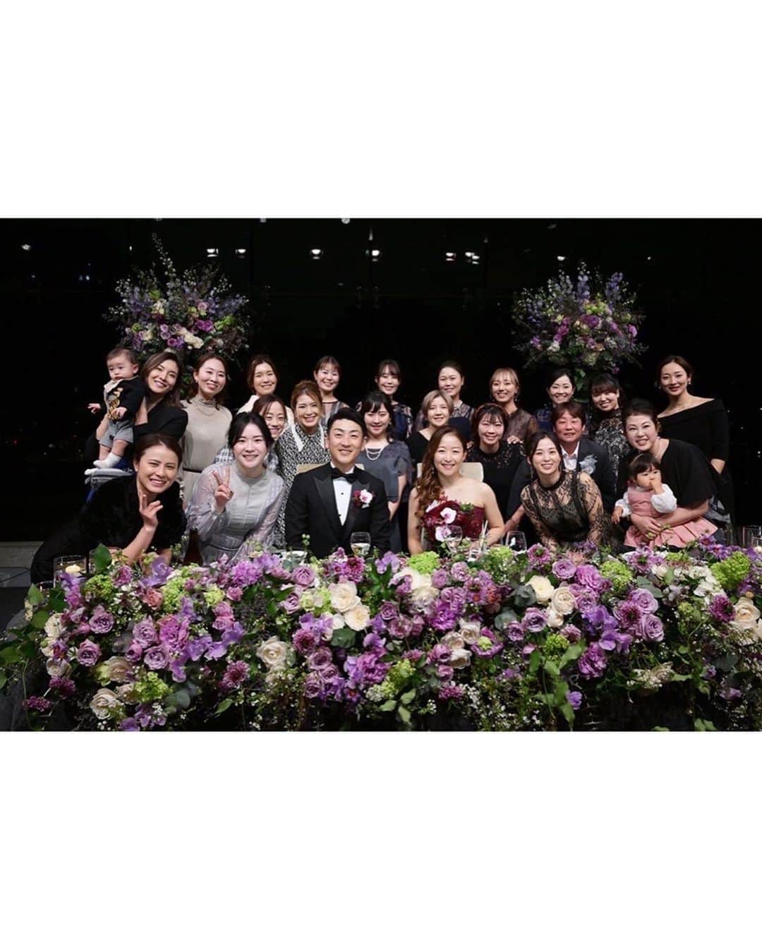 内山久美のインスタグラム：「☆☆☆☆☆☆☆☆☆☆☆☆☆☆☆☆☆☆  茜ちゃんの結婚式に家族全員ご招待いただきました👨‍👩‍👧  昨年一緒にドレス選びに行きましたが、同じドレスとは思えないくらい茜もドレスも綺麗でした✨  最後のお手紙でママにむけた言葉は私にはとても心に響いて 「遠征の後はママのご飯が食べたくて早く帰りたかった」 って…… こんな事娘に言われたら私なら号泣😭  茜の人望が厚さ、吉野家の家族愛、列席者をもてなす気持ち、全てが伝わる素敵な結婚式でした❤️🧡💛  本当におめでとう🎉 末永くお幸せに🥺」