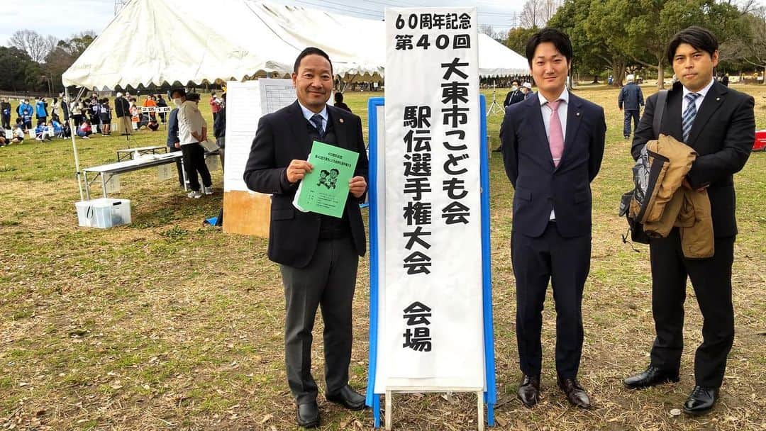 橋本かずまささんのインスタグラム写真 - (橋本かずまさInstagram)「母校関西大学校友会（同窓会）新年互礼会に出席をしました。 地元の先輩方をはじめ多くの皆さんにお会いして ご挨拶が出来ました。 （写真1枚目は宮本一孝門真市長、笹川理大阪府議会議員と私。 写真2枚目は 堤勇二岸和田市副市長、宮本一孝門真市長、笹川理大阪府議会議員と私。） 学歌を出席者で黙唱して 応援団長からもエールをいただきました がんばります‼️  地元大東市のこども駅伝選手権大会の オープニングに出席をしました。 府営深北緑地で3年ぶりに開催されました。 まだ縮小しての開催でしたが、たくさんの子どもたちが参加をしてくれました。 「元気いっぱいがんばってください」とご挨拶をいたしました。 子どもたちと一緒にラジオ体操をしました。 スターターピストルで元気よく走り出していきました。 (写真は大阪維新の会 児玉亮市議、木田伸幸市議と私)  #大阪府 #大東市 #四條畷市  #関西大学 #母校 #関西大学校友会 #同窓 #新年  #新年互礼会 #応援団 #学歌 #エール #挨拶 #駅伝 #深北緑地」1月16日 12時14分 - kazumasa.hashimoto