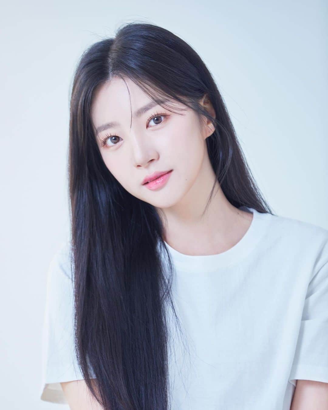 ヘインのインスタグラム：「안녕하세요! 해인입니다🫶🏻 올해의 시작을 알앤디컴퍼니와 함께하게되었습니다 :) 좋은 분들과 좋은 소식으로 많이 찾아뵙겠습니다 🙏🏻  그리고 소소하게 제가 직접 영상부터 편집까지 유투브도 시작하게되었습니다! 아직 많이 부족하지만 점차 성장하는 영상 기대많이해주세요❤️」