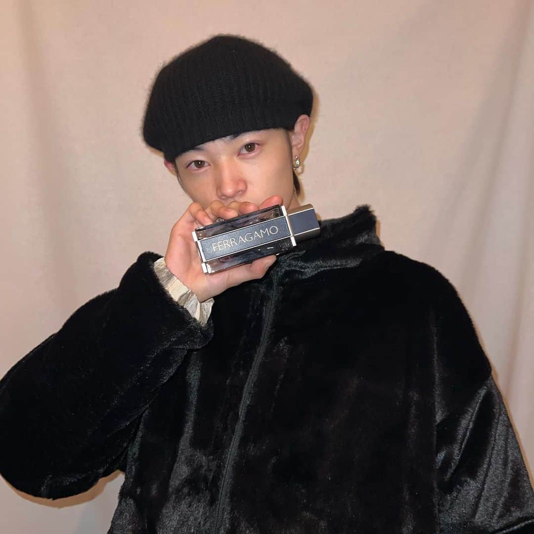 窪塚愛流のインスタグラム：「FERRAGAMO・INTENSE・BRIGHT LEATHER   1 フェラガモ オーデトワレ   このフレグランスを初めて纏った時に、勝負事や仕事、パーティなど自分が普段行かない特別な場所に行く時に取り入れたいと思いました。それは、この香りが自分のスタイルに寄り添い、そして、自分がなりたい “GENTLEMAN”に近づけてくれる雰囲気がとてもしたからです。 香りは、フレッシュでなめらかですが、アディクティブでもあり、そのバランスがたまらなく良いなと思いました。   2 フェラガモ インテンス オーデパルファム   こちらのフレグランスは、⑴のフェラガモ オーデトワレより柔らかく優しい香りがしました。紳士的な香りでありながら自分の内面に秘めているエモーショナルな部分もより引き出し、そして親しみやすい香りでもあるので、プライベートで沢山使いたいです。 香りは、アロマティックかつソルティでどんな場面でも自分色に染まってくれるような、そして、香水特有のクセがないのでとても使いやすい！と思いました。   ⑶フェラガモ ブライトレザー オーデトワレ   僕はこの香りが一番自分にしっくりきました。 その理由は、とても繊細な香りなのですが 唯一無二な存在感、自信・やる気に満ち溢れてる方が付けるだろうと感じられたのと同時に、そんな人になりたい憧れもあったからです。 パワフルでナチュラルなトーンと、 ポジティブで晴れやかな雰囲気を与えてくれる香りでした。   #ferragamo  #フェラガモ   @fragrance_avenuejp」