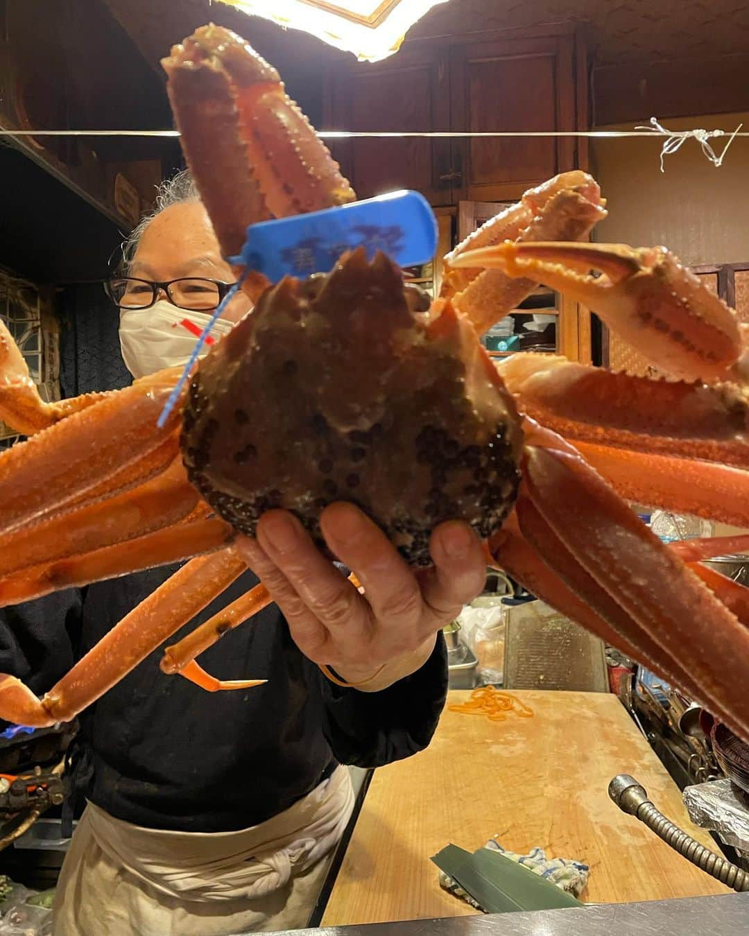 内山高志のインスタグラム：「今年初の松葉カニ🦀  とんでもなく美味しかった🙌  #カニ #松葉カニ #隠れた名店」