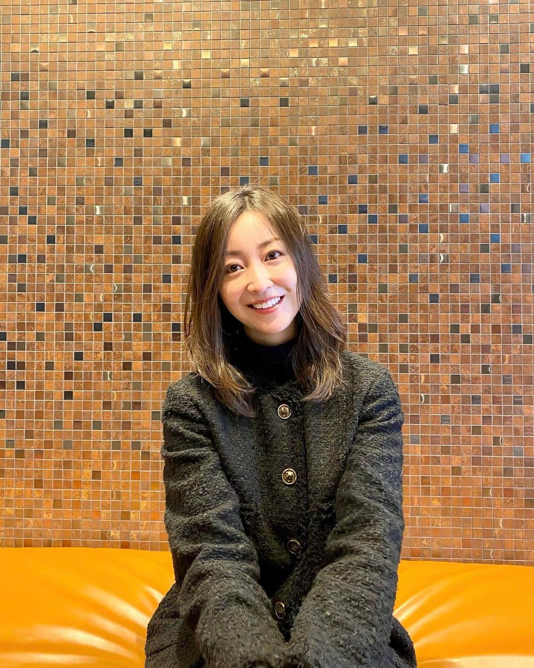 黒川智花のインスタグラム：「🧡 可愛いオレンジのソファーでひと休み💫 ▫️ #雨で寒いですね☔️ #冬の風邪予防にビタミンも忘れずに🍊」