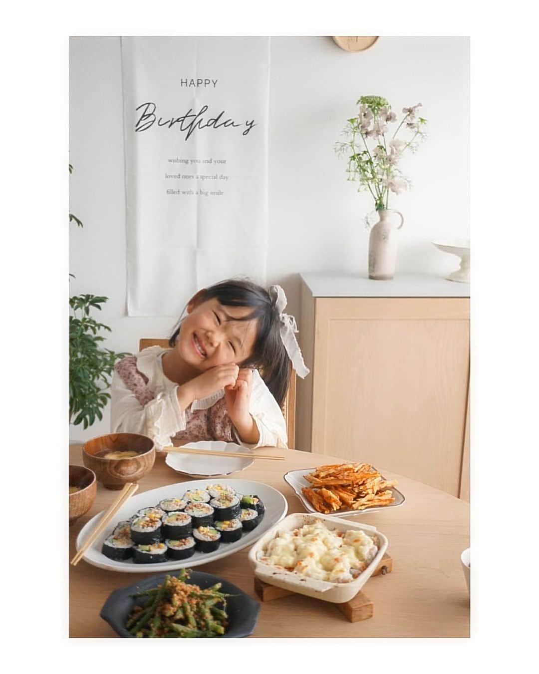 鈴木あすなのインスタグラム：「娘5歳の誕生日🎂🍓  なんだかお姉さんになっちゃった。  メニューのリクエストは海苔巻き。しかもかっぱ巻き😀 母ちゃん助かるw  ということで5歳の誕生日は海苔巻きを中心とした、ちょ〜普段の家庭料理。  それならば、ここぞとばかりに食育をしたい思って笑、 海苔巻きを巻いたり、胡麻をすったり、鰹節を削ったり、ケーキを作ったりと、地味だけど丁寧さにこだわってゆっくりお料理しました。  娘も誕生日のハイテンションで(?)張り切ってやってくれました。  海苔巻き 人参とじゃがいもの唐揚げ 里芋グラタン いんげんの胡麻和え お吸い物 苺のケーキ🍓  大好きな唐揚げは、千切りした人参とじゃがいもに、薄力粉をまぶし、少し水を加えて揚げ焼きするだけ。  いんげんも食感が良くて好き。  和風のグラタンは好きだけど、里芋の柔らかすぎたのが嫌だとあんまり食べなかった。  外で買ったケーキはあんまり食べないけど自分で手作りしたのがよかったのか珍しくたくさん食べてびっくり🍰  味覚もちゃんと育ってくれてるといいな。 いつか独り立ちして外食続きの日々になったとしても、ちゃんと自分のご飯を作れる子でいてほしいな。  家庭料理の大切さや暖かさがちゃんと伝わってますように♡」