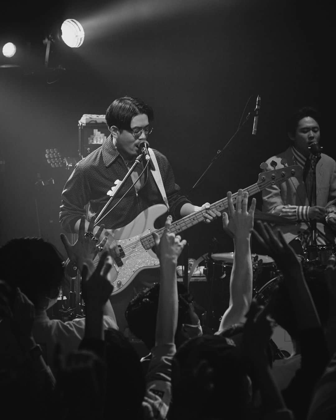 ハマ・オカモトのインスタグラム：「🎸  OKAMOTO'S LIVE TOUR2023 Flowers 3本目、水戸LIGHT HOUSE公演終わりました。  あの怖いジェスチャー(文章では伝わりませんので割愛) あれ、オリジナルではなく業界の定番なので、今後のライブ人生で何度か目にするかもしれませんから、覚えておいてくださいね（笑） 良い3本目でした。また！  📷: @nikinikianiki」