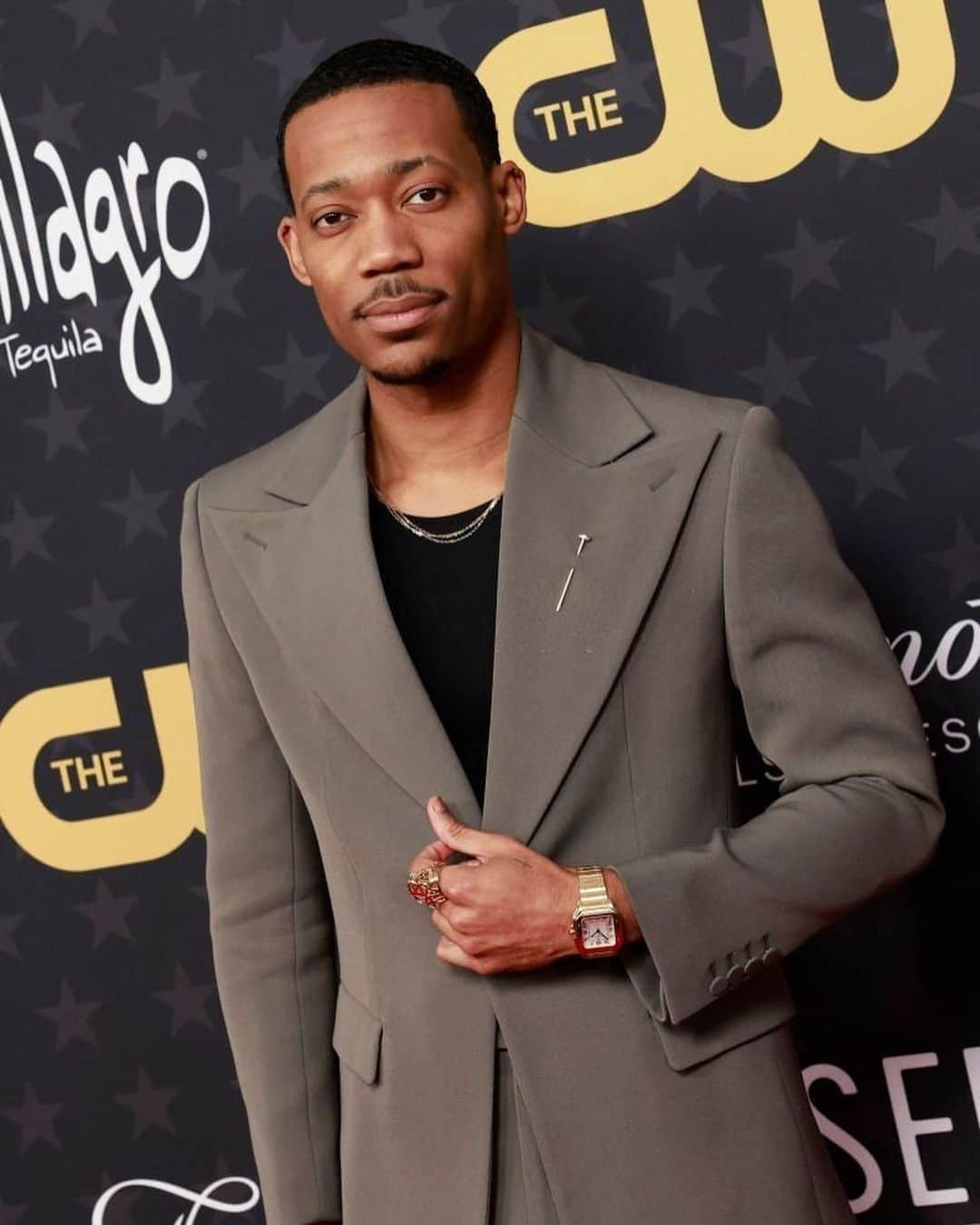 タイラージェームス・ウィリアムスのインスタグラム：「Thank you @criticschoice for a beautiful night 😌  Suit:  @apmilanbrand  Jewelry: @cartier  Styled by : @ashleynorthstyle  Grooming: @crazysexybeautifoe」