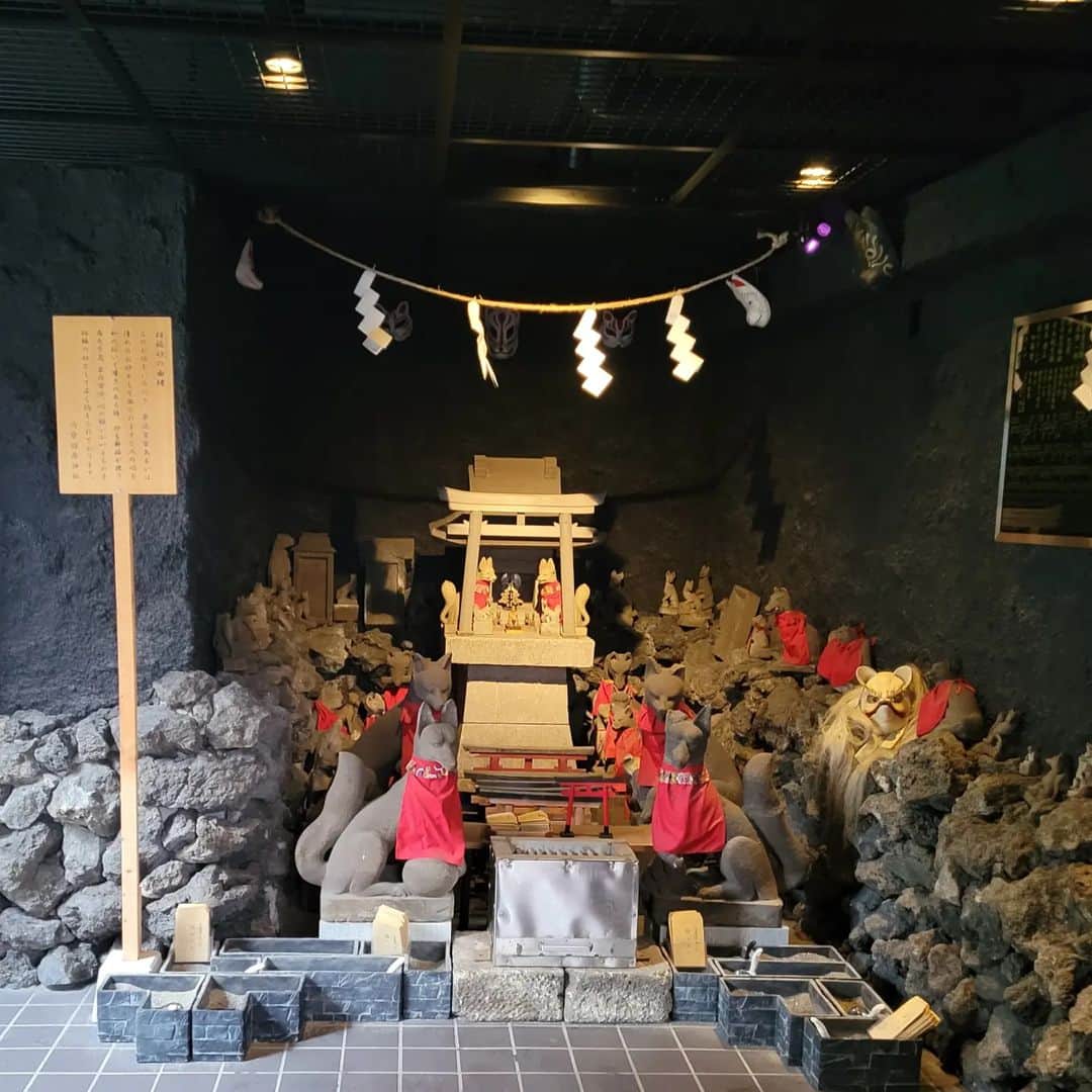 角川慶子さんのインスタグラム写真 - (角川慶子Instagram)「羽田の穴守稲荷へ行ってきました。 フォロワーさんがオススメしていただけあって、エネルギーを感じることが出来ました。  砂を持ち帰ることが出来たので、玄関に撒きます。」1月16日 12時55分 - keikokadokawa