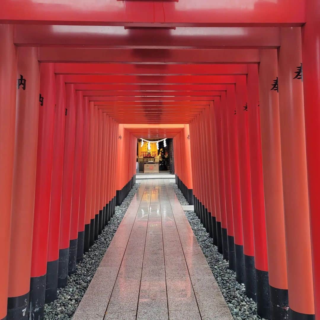 のインスタグラム：「羽田の穴守稲荷へ行ってきました。 フォロワーさんがオススメしていただけあって、エネルギーを感じることが出来ました。  砂を持ち帰ることが出来たので、玄関に撒きます。」