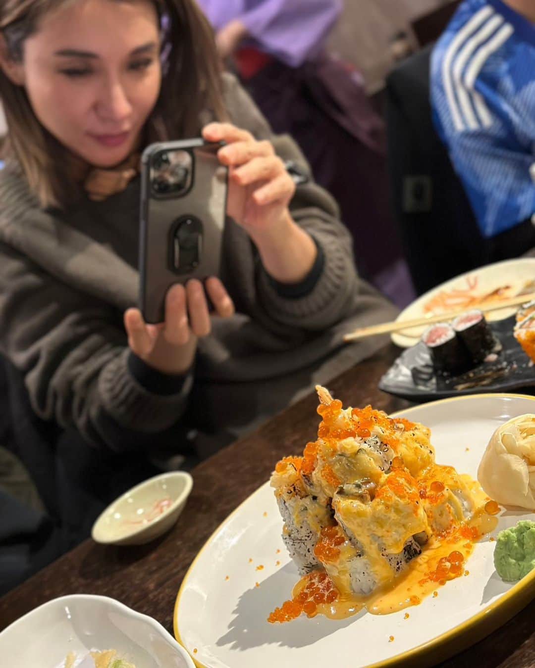 鈴木紗理奈さんのインスタグラム写真 - (鈴木紗理奈Instagram)「日本では握り寿司が大好きやけど 海外では断然ロール系が好き❤️ボルケーノ巻きを必死に撮る。  サッカー日本代表の彼氏の肩が映り込んでしまっちゃってる、という匂わせ投稿ではないよ（誰が思うか😂  匂わせ投稿といえば、山さんが西野と付き合ってる時、内緒にした方がいいですねともちろん誰にも言わずにバレないよう協力してたのに当の本人が西野との匂わせ投稿ちょくちょくしてたこと思い出した‼︎なんやあのおっさん‼︎笑 やっぱだいぶ浮かれてたんやろな😆 まぁ結果、2人とも幸せそうでわたしも幸せ☺️  @yamamogt」1月16日 12時57分 - munehirovoice