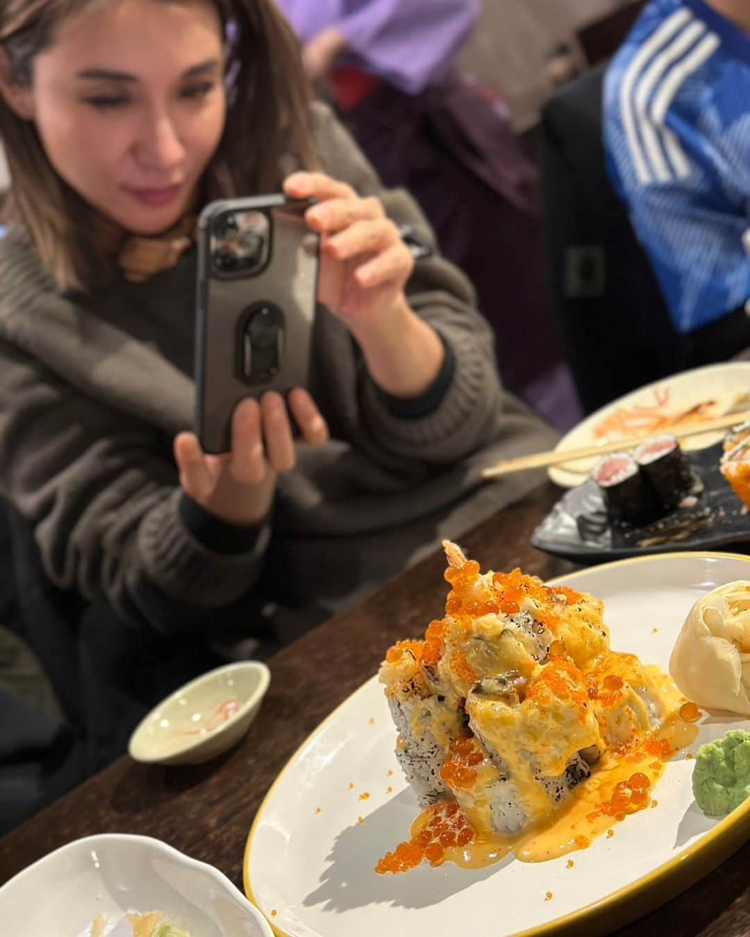 鈴木紗理奈のインスタグラム：「日本では握り寿司が大好きやけど 海外では断然ロール系が好き❤️ボルケーノ巻きを必死に撮る。  サッカー日本代表の彼氏の肩が映り込んでしまっちゃってる、という匂わせ投稿ではないよ（誰が思うか😂  匂わせ投稿といえば、山さんが西野と付き合ってる時、内緒にした方がいいですねともちろん誰にも言わずにバレないよう協力してたのに当の本人が西野との匂わせ投稿ちょくちょくしてたこと思い出した‼︎なんやあのおっさん‼︎笑 やっぱだいぶ浮かれてたんやろな😆 まぁ結果、2人とも幸せそうでわたしも幸せ☺️  @yamamogt」