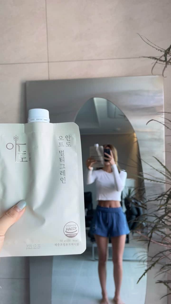 キム・ボラムのインスタグラム：「안도 쉐이크 6차 오픈 완료💞  아직 찬바람은 불고있지만 우리  봄에 벚꽃 구경도 가야하구🌸 여름엔 물놀이 갈 준비도  이제 슬슬 해줘야겠죠?🏄‍♀️  간편하고, 맛있고,  영양밸런스까지 완벽한  안도 쉐이크로 하루 한끼만 바꿔보면 점점 가벼워지는 몸의 변화를 느끼실거에요🧏🏽‍♀️🧐  ✔유지가 목적이실땐  일반식 드시구 입 삼삼~할때  빵이나 젤리대신 건강한 간식대용으로 살살 달래주면 되구요👍  ✔다이어트가 목적이실땐 감량 목표에 따라 하루 1~2끼를 안도 쉐이크로 바꿔주시면 됩니다❤  라미픽 구매자분들 중에서는 추첨을 통해서 구매주신 쉐이크에  2팩이 추가로 가는 EVENT도 함께하니까용  놓치지 마시구!!  설전에 받아보실 수 있게 보내드릴게요🚚  링크는 프로필에 있어요 🙏🏿」
