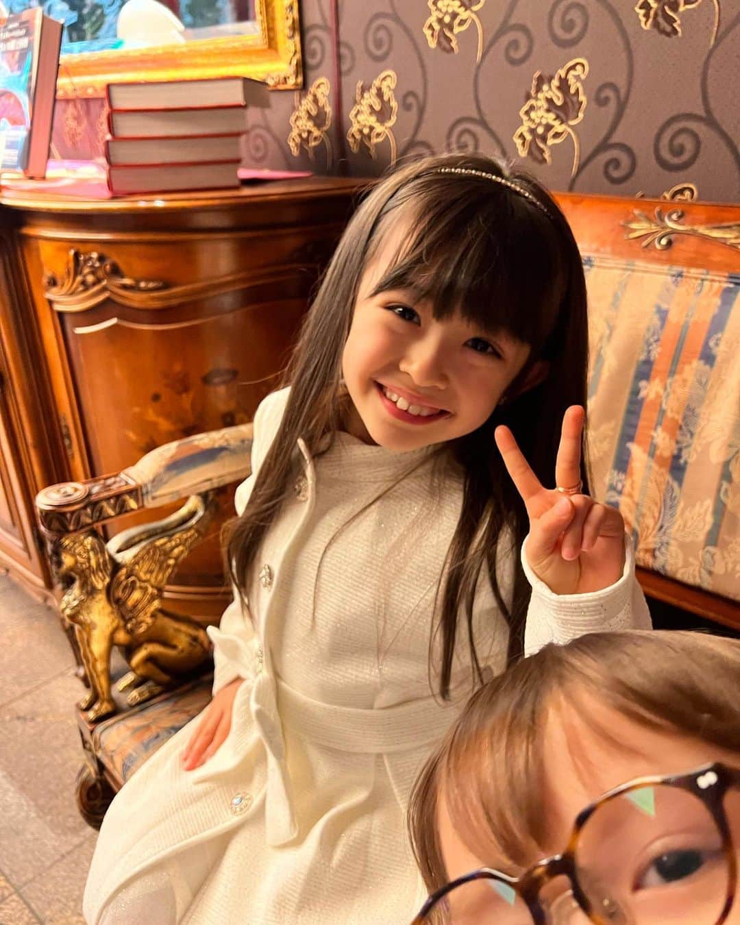 のインスタグラム：「🌷  久しぶりにフレンチを食べに行きました〜 おしゃれをしてテンション上がってました🎀  大きな暖炉があって暖かいし、家具なども好みのお店〜  写真を撮ると、 ウィリーが微妙に入ったり抜けたり🤣中途半端に写ってます💦  最後のケーキワゴンは4種類選べるので欲張って4つ注文したらお腹が破裂しそうになりました〜  #フレンチ #フランス料理 #おしゃれ女子 #子役 #めっちゃん #アレン明亜莉クレア」