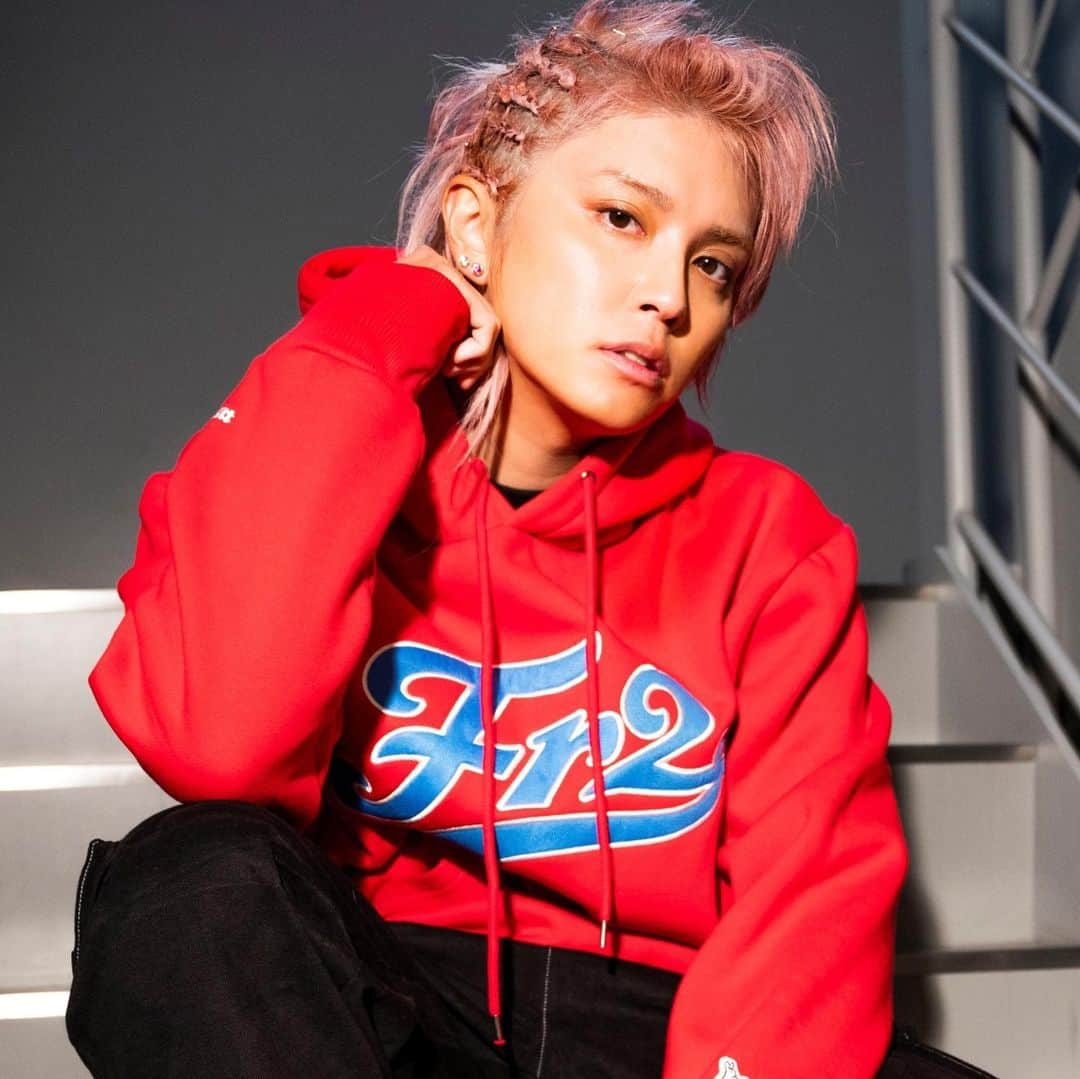 手越祐也のインスタグラム：「2週間経ってみんな2023年はどう？ 体調とか崩してない？俺はスタートダッシュ切って楽しく過ごしてるよ！！体のケガ的なのはあるけどw 昨日も音楽活動やってたけど本当に楽しいね♪ ここ数日は東京は天気が悪くて嫌だけどね！ みんなも今日から始まる新しい週楽しく過ごしてな✌️  #手越祐也  #yuyategoshi  #てごにゃん  #テイッ  #手越祐也オフショット」