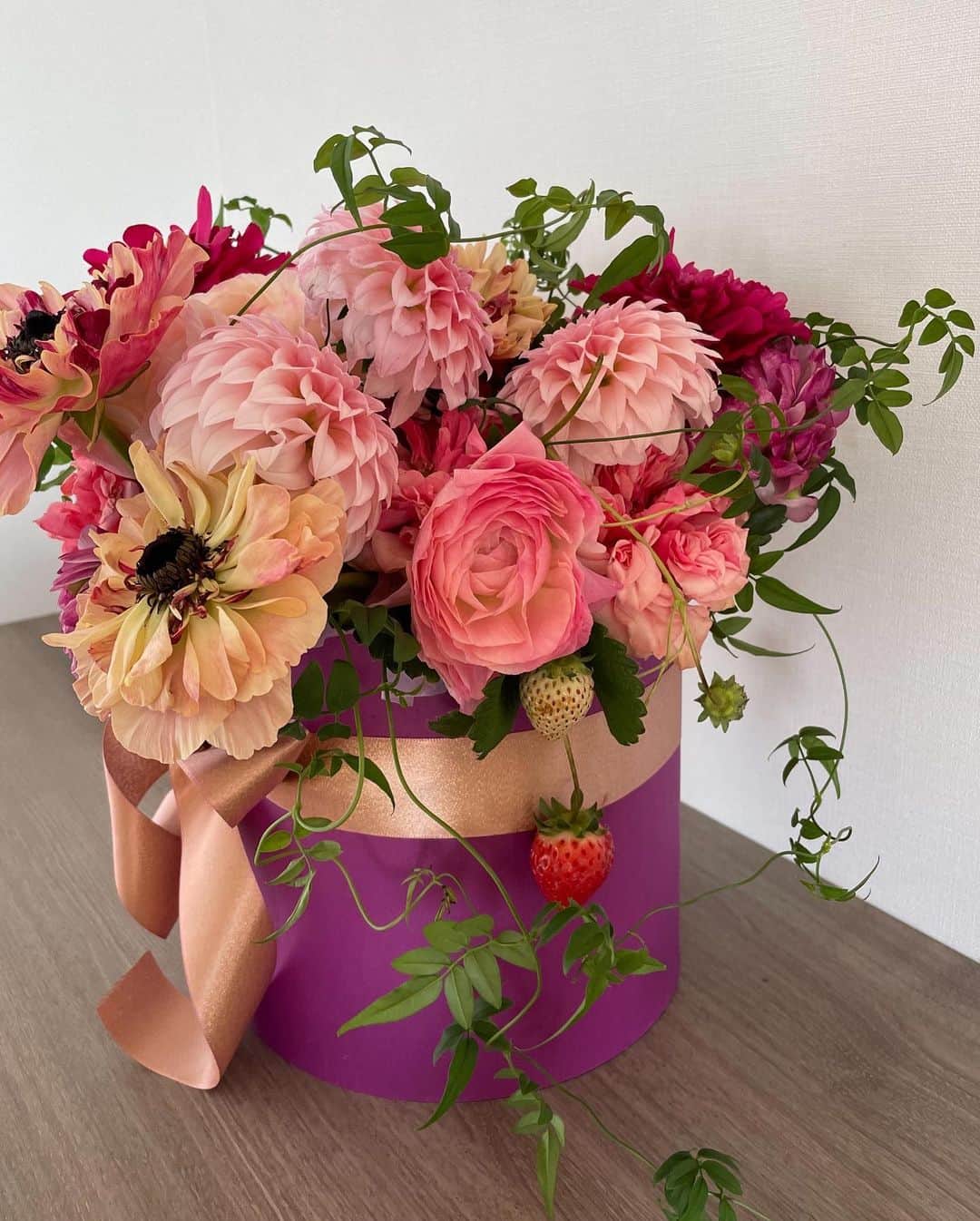 藤澤恵麻さんのインスタグラム写真 - (藤澤恵麻Instagram)「尊敬する大事な方から素敵なお花のアレンジメントをいただきました。  本物のイチゴが入ったアレンジメントは初めて。 一足先に春の訪れを告げてくれているようで嬉しくなりました。 家にお花があると癒されますよね。 優しいお心遣いに心より御礼申し上げます。  #恵麻 #ema #お花 #イチゴ #アレンジメント #感謝」1月16日 14時24分 - ema_fujisawa_official