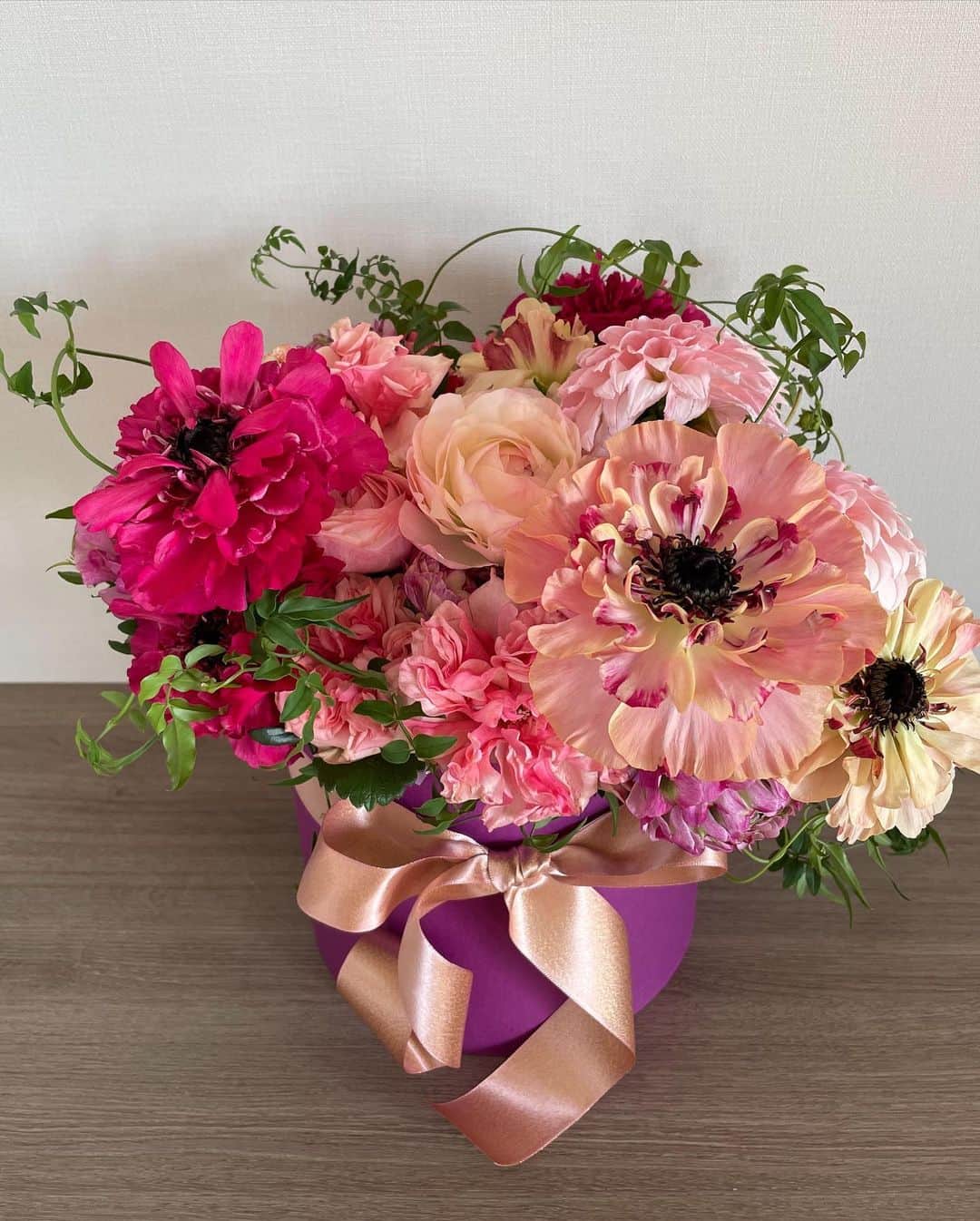 藤澤恵麻のインスタグラム：「尊敬する大事な方から素敵なお花のアレンジメントをいただきました。  本物のイチゴが入ったアレンジメントは初めて。 一足先に春の訪れを告げてくれているようで嬉しくなりました。 家にお花があると癒されますよね。 優しいお心遣いに心より御礼申し上げます。  #恵麻 #ema #お花 #イチゴ #アレンジメント #感謝」