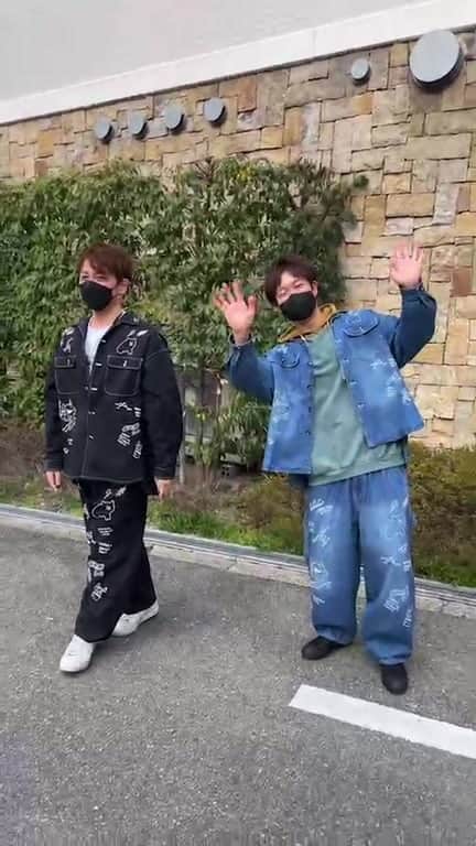 ScoLar(スカラー) ネットショップのインスタグラム：「急遽LIVE配信😂 ちょっとだけ撮影風景をお届けしました。初めて配信したからやり方わからない笑 切り方も分からなかった🤣  急遽1分ほどの配信だったのに24人も見てくださった💕ありがとうございました🙌🏻  scolarparityを営業のメンズ達に着てもらいました♡ @scolar_official での投稿をお楽しみに！！  また何かあったらお届けしますね🫣笑」