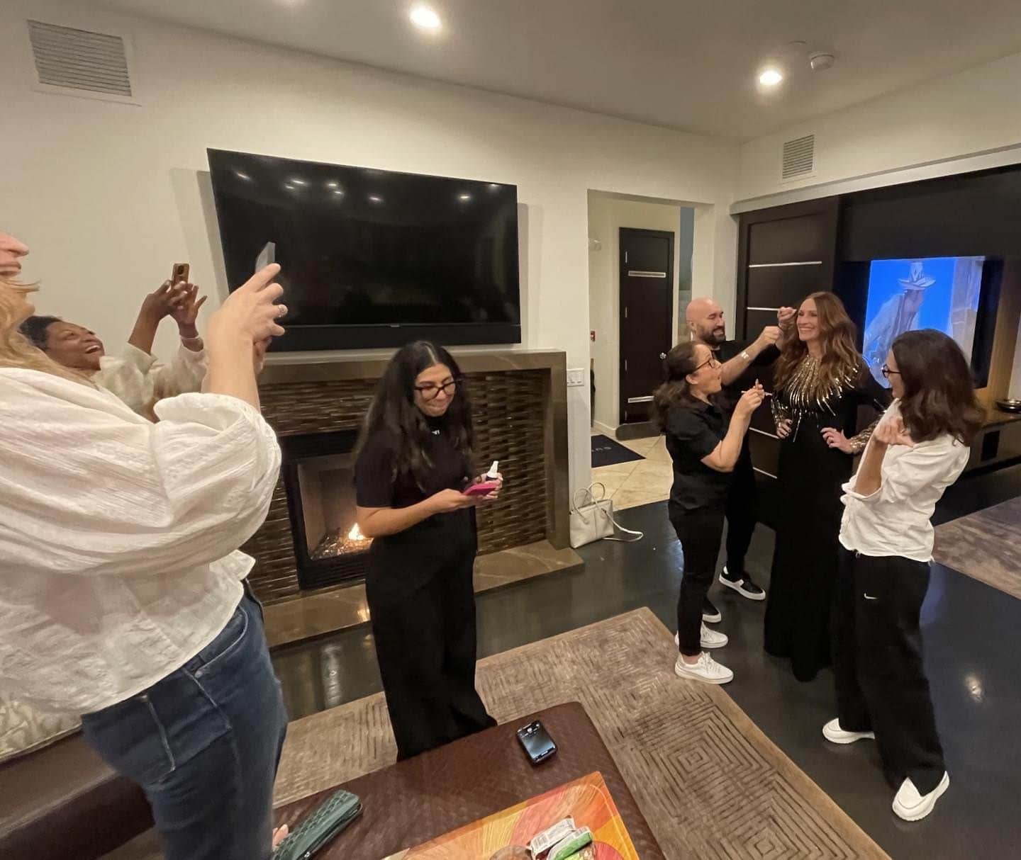ジュリア・ロバーツのインスタグラム：「Boy does it take a team! Thanks to my amazing friends who shower me with love and their talents. So grateful. 💖」