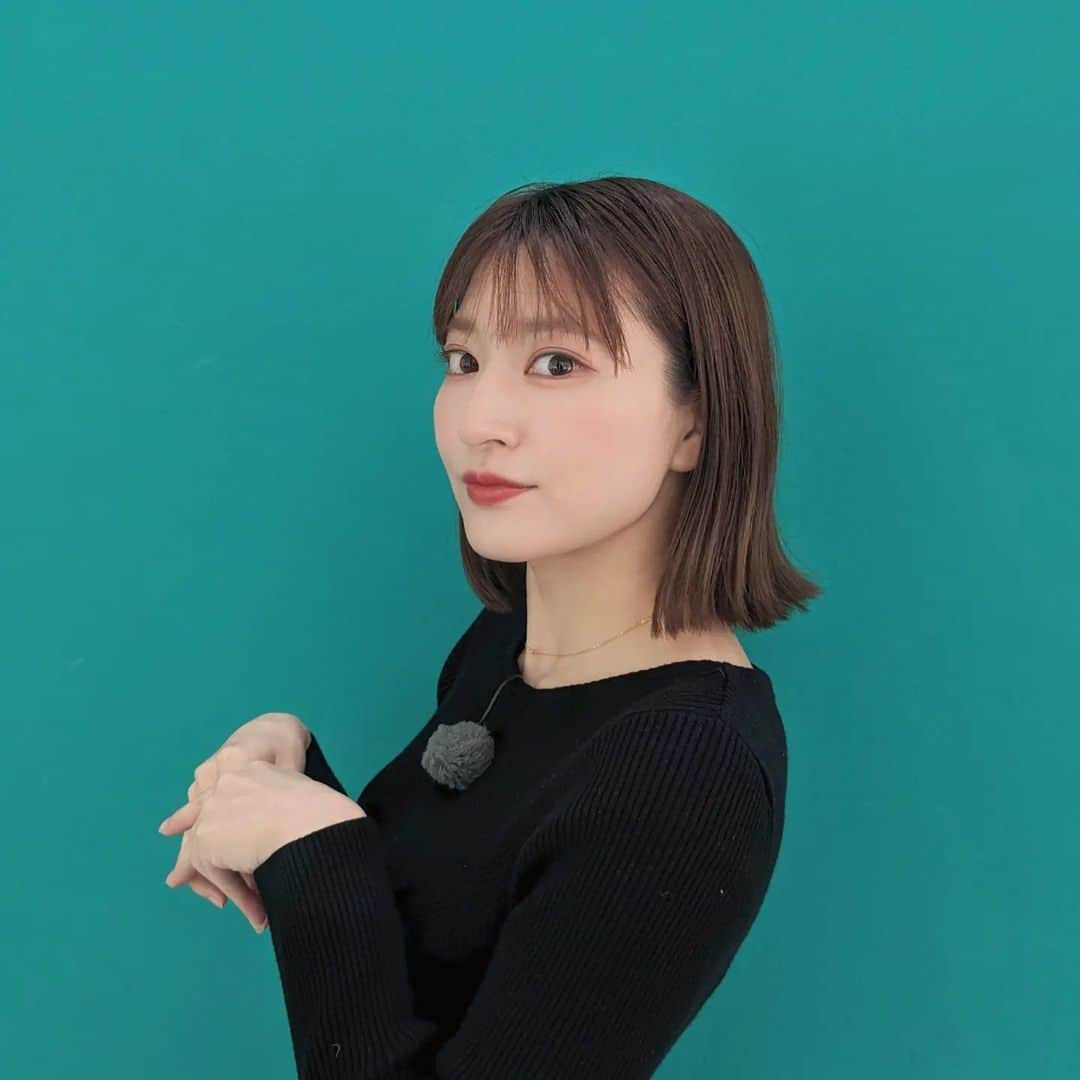 芥田愛菜美のインスタグラム：「. jcom堺局の壁がいい感じの色やったんで。  早くも1月折り返しの今日は @jcom_sakai 【LIVEニュース】 @radio_kansai558911 【GOGO!ヴィッセル神戸】 宜しくお願いします〜！  今年の目標の1つは猫背をなおすこと！ 背中まっっる！！😭」