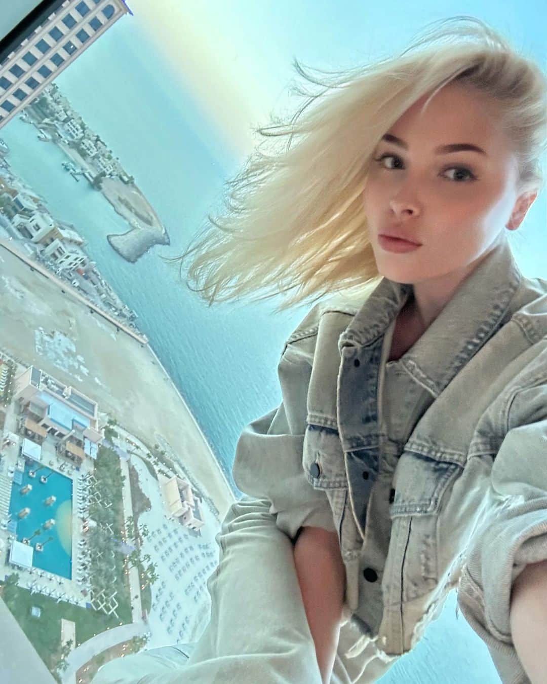 Alena Shishkovaのインスタグラム：「I really miss this view! 🕊️💙 Can't wait to come back there again! @rixosmarinaabudhabi  @all  @all_mea  #RixosMarinaAbuDhabi #RixosMoments #rixoshotels」