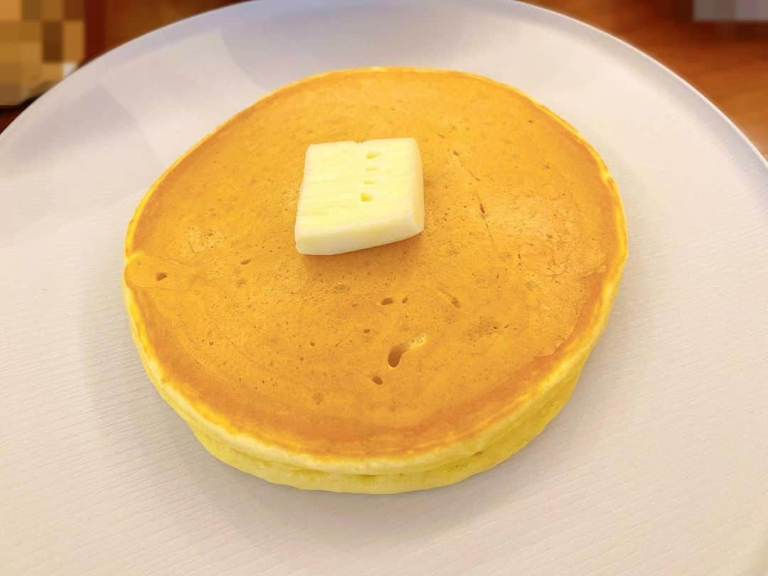 真仲りえのインスタグラム：「おうちホットケーキ。 デコレーションの過程を写真におさめました🥞  おうちでも楽しい☺️  #声優 #役者 #おうちカフェ #おうちでホットケーキ #ホットケーキ #デコレーション  #スイーツが好き #王道も好き #メイプルシロップ #甘いものが好き」