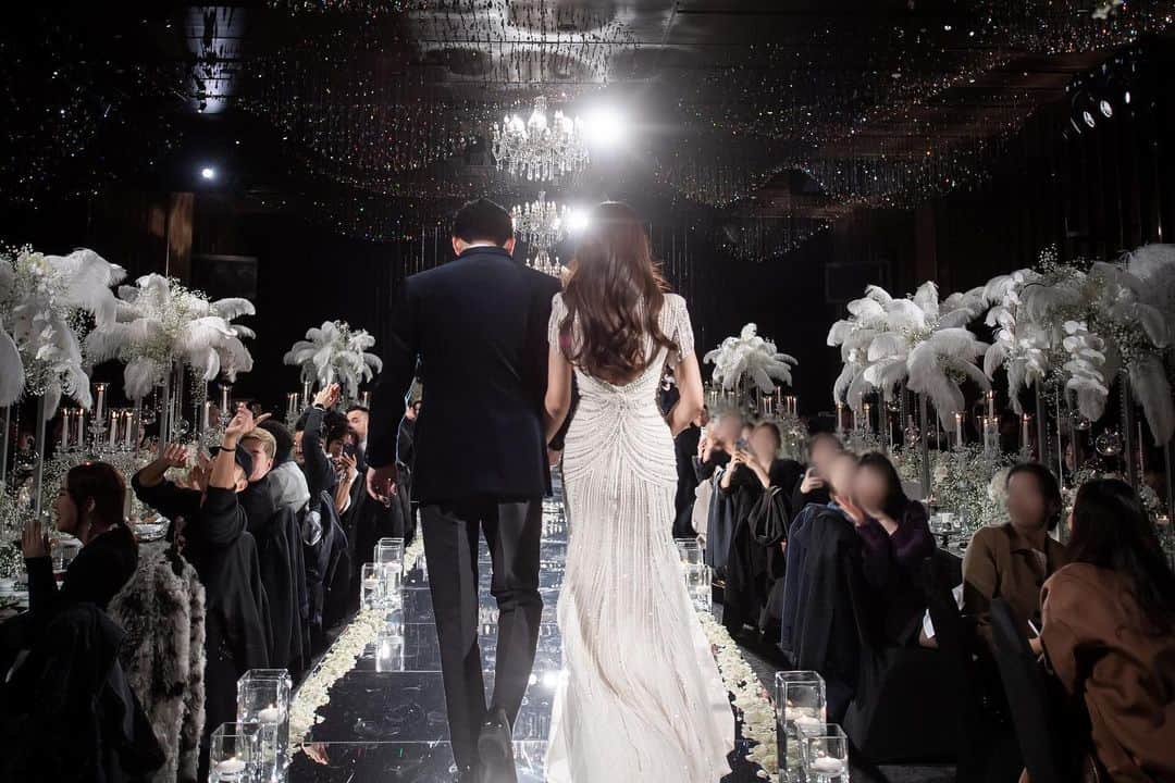 キム・ウンジョンのインスタグラム：「- 결혼 1주년👰🏻‍♀️🤵🏻‍♂️ 아직도 본식 앨범 사진을 못 고른 채 1년이 지나갔다. 남의 결혼식 가면 매번 눈물 나서 본식 때 엉엉 울까 봐 매일 걱정했는데, 막상 내 결혼식 때는 드레스, 헤메, 식장, 대기실 너무나 맘에 들고, 내가 좋아하는 사람 다 모인 날 위한 성대한 파티인 것만 같아  신나서 웃음만 나왔다고 한다. 하하오빠의 사회와 따마와 다듀오빠들의 축가 그리고 함께 축하해 주신 많은 분들, 고생해 주신 많은 분들. 감사하고 잊지 못할 2022.1.16❤️ 재밌게 잘 살자 @keilim543 🫶🏻」