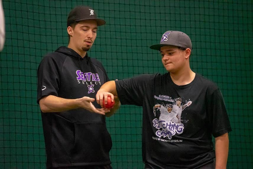 ブレイク・スネルのインスタグラム：「Pitching camp with @hyphen18 was a blast! Fun to be around the kids and spread our knowledge of pitching. Already excited for the next one we do together in helping these kids achieve their dreams!」