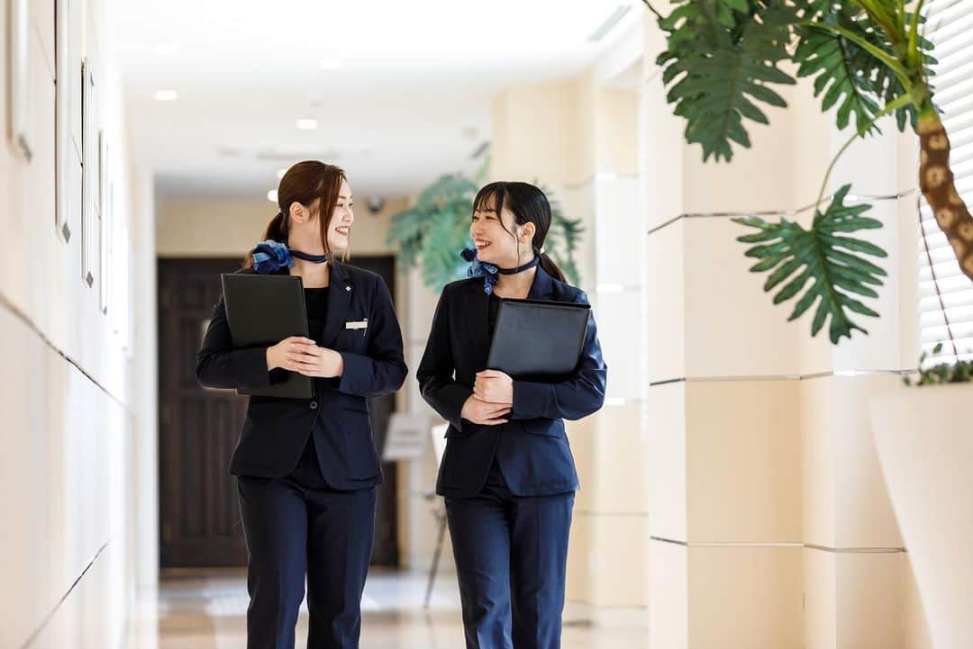 東京ウェディングカレッジのインスタグラム：「. 卒業生インタビュー🗣 2020年3月卒 森安さん 2021年3月卒 松久保さん  プランナーとして活躍するおふたりが目指す、 "理想のプランナー像"について聞いてきました💁‍♀️ 仲良し先輩・後輩で活躍しております💐  動画はYouTubeからチェック ✔︎  ___________________________________________  🌙学校についてもっと知りたい方はこちら ▶︎▶︎ @weddingcollege  　　プロフィールのURLからホームページをチェック✔︎  学校説明会や個別相談も開催中です♪ ご予約や詳細はHPから🙌 ※日程のご相談も受け付け中📱LINEにてご相談ください！  #東京ウェディングホテル専門学校 #TWH #ウェディングプランナー #ドレススタイリスト #ブライダルフラワー #ブライダルフォトグラファー #ウェディング　#結婚式 #ブライダル  #ブライダル学生」
