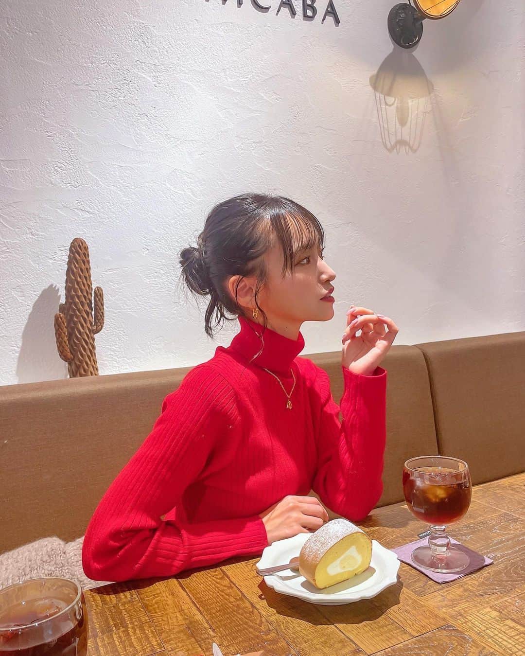 引地裕美のインスタグラム：「☕️🧁☕️🧁☕️  ロールケーキ美味しかった☺️ こんなに大きいのにお手頃だった🫶🏻  #池尻大橋カフェ #三茶カフェ  #みんちゃんカフェ巡り ☕️ #ungrid #ヘアアレンジ #hairarrange #UMine #japan #옷스타그램 #데일리룩 #코디스타그램 #每日穿搭 #일본 #얼스타그램 #照片 #粉我 #japanesegirl」
