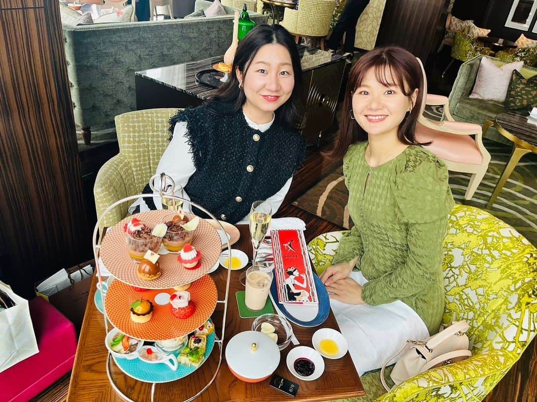 桜帆ゆかりのインスタグラム：「まえちゃんと2人でAT🫖💕 なんて幸せで美味しい時間🧁そしてめちゃくちゃ嬉しそうな私✨  あっという間の幸せ時間噛み締めて😢😭✨すぐに会えなくてみたいなのがアメリカにいた時以来で、初だけど🥺  日本にいる限りはすぐ会いに行ける🛫からネガティブに捉えず私も仕事頑張るーー🔥🧘🏻‍♀️🔥 らぶーー🫶🤍  #しあわせ時間 #美味しいもの大好き  #またすぐに会うよ」