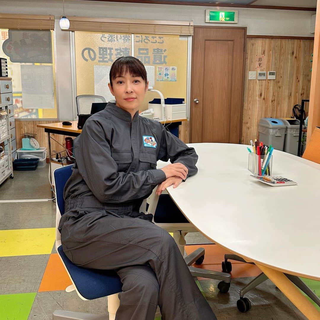 のインスタグラム：「⠀ テレビ朝日系ドラマ「星降る夜に」 いよいよ明日1月17日（火）21:00スタートです！ 「遺品整理のポラリス」の社長 北斗千明を演じております。 ⠀ あたたかな気持ちになれるドラマです。どうぞお楽しみに！ ⠀ #星降る夜に #テレビ朝日 #水野美紀 ⠀ 【by staff】」