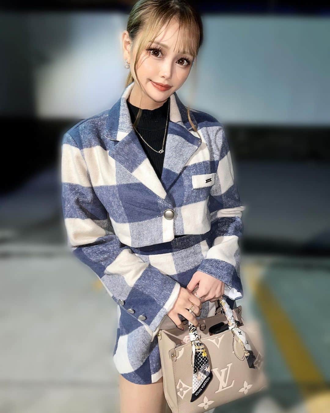 AYAKAのインスタグラム：「@ciel_official.jp のBlueのセットアップ 可愛すぎる🫐💙  セットアップって コーデ楽ちんやからすき🦕🫐  #ファッション #いいね返し #コーデ#今日のコーデ#セットアップ#ジャケット#ヘアアレンジ#ハーフアップ#青#ブルー#ビトン#かばん#ルイビトンバック#全身コーデ」