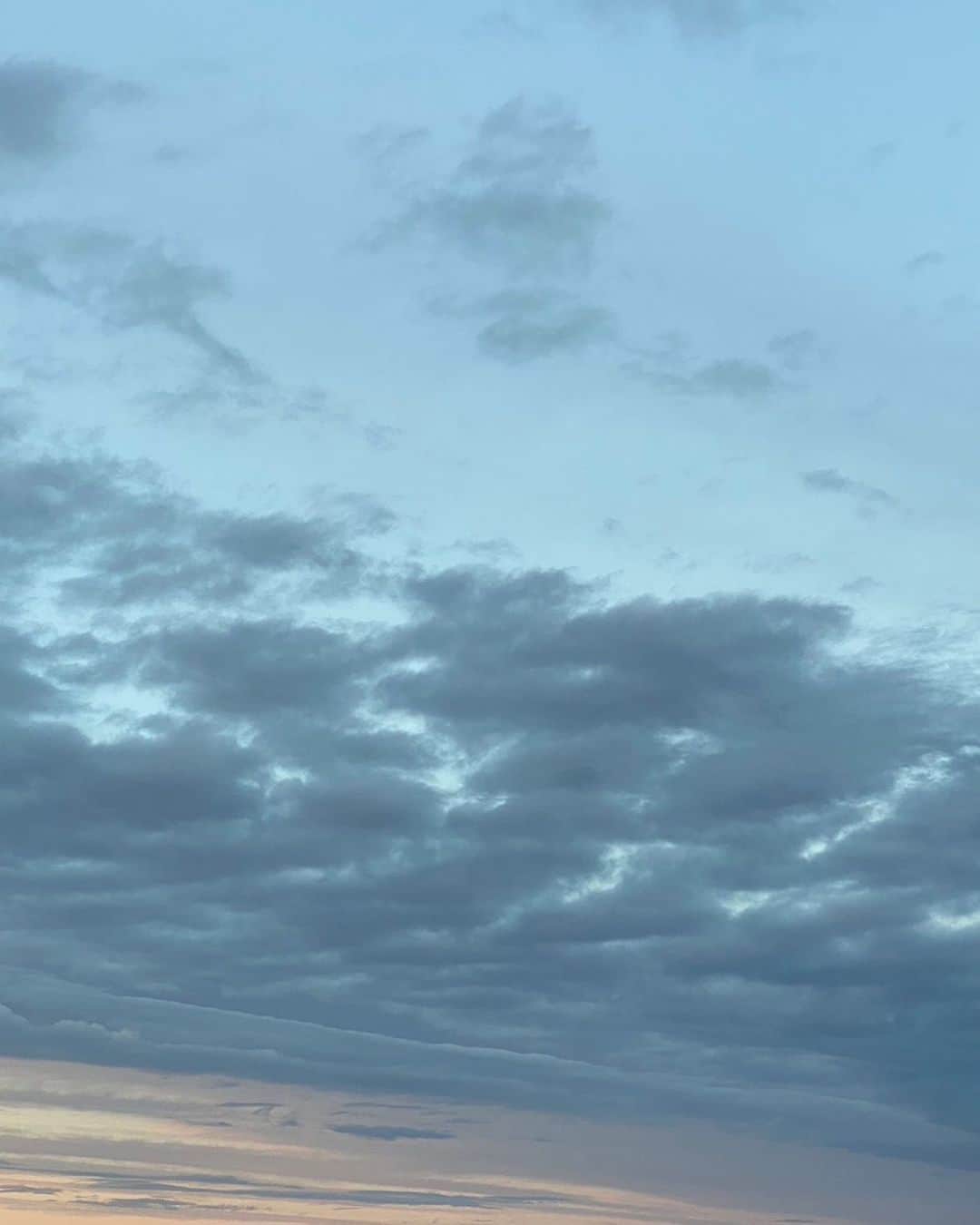 檜山沙耶さんのインスタグラム写真 - (檜山沙耶Instagram)「今年最初のソライロの日。 どんより曇り空でしたが、ほんのり焼ける空は綺麗でした。 寒くなってきましたね。  温かい珈琲が沁みる季節です☕️」1月16日 18時34分 - sayahiyama