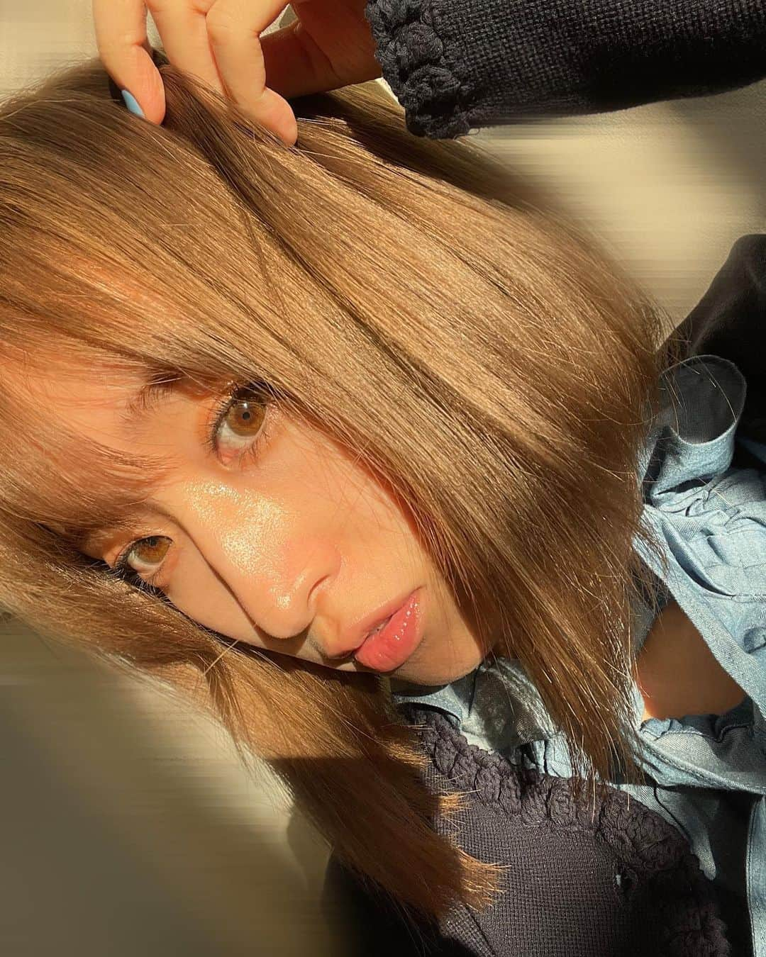 梅田彩佳のインスタグラム：「. . 最近は明るめヘアーの私です。 似合ってるって言われること多くて 嬉しい☺️🫶 みんな、もっと言って🫢❤️❤️❤️笑 . . @risel_samon さんにして頂きました💛 . . どうどうー？☺️❤️🫶」