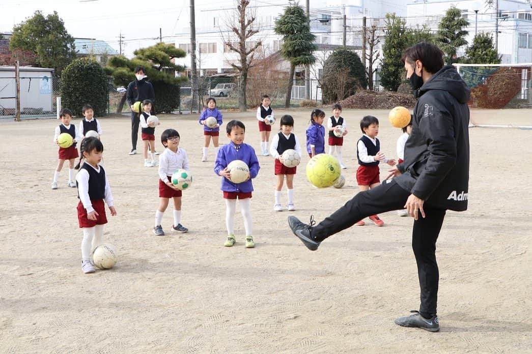 森下俊さんのインスタグラム写真 - (森下俊Instagram)「. 愛知県江南市の江南幼稚園でサッカー教室を行いました。  昨年に引き続き2回目となります。  年長さん140人、4クラス4部構成で園児とボールコントロール、鬼ごっこ等、遊びも取り入れながら楽しくサッカーをし、最後は試合をしました⚽️  今回は保護者の方にも参加していただきました‼️  江南幼稚園の関係者の皆様ありがとうございました‼️  今回は @shimochan4405 と一緒にサッカー教室をしました‼️ ショウゴありがとう😄  #サッカー #サッカー教室 #サッカースクール #愛知県 #江南市 #江南幼稚園 #出張サッカー教室 #出張サッカースクール #募集中」1月16日 18時40分 - 3shunmorishita5