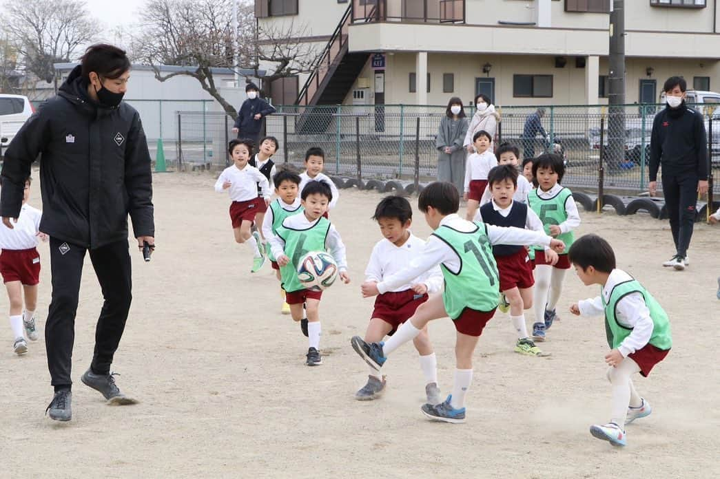 森下俊さんのインスタグラム写真 - (森下俊Instagram)「. 愛知県江南市の江南幼稚園でサッカー教室を行いました。  昨年に引き続き2回目となります。  年長さん140人、4クラス4部構成で園児とボールコントロール、鬼ごっこ等、遊びも取り入れながら楽しくサッカーをし、最後は試合をしました⚽️  今回は保護者の方にも参加していただきました‼️  江南幼稚園の関係者の皆様ありがとうございました‼️  今回は @shimochan4405 と一緒にサッカー教室をしました‼️ ショウゴありがとう😄  #サッカー #サッカー教室 #サッカースクール #愛知県 #江南市 #江南幼稚園 #出張サッカー教室 #出張サッカースクール #募集中」1月16日 18時40分 - 3shunmorishita5