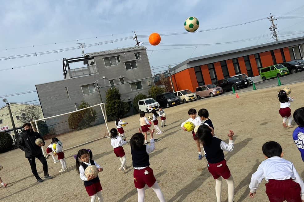 森下俊さんのインスタグラム写真 - (森下俊Instagram)「. 愛知県江南市の江南幼稚園でサッカー教室を行いました。  昨年に引き続き2回目となります。  年長さん140人、4クラス4部構成で園児とボールコントロール、鬼ごっこ等、遊びも取り入れながら楽しくサッカーをし、最後は試合をしました⚽️  今回は保護者の方にも参加していただきました‼️  江南幼稚園の関係者の皆様ありがとうございました‼️  今回は @shimochan4405 と一緒にサッカー教室をしました‼️ ショウゴありがとう😄  #サッカー #サッカー教室 #サッカースクール #愛知県 #江南市 #江南幼稚園 #出張サッカー教室 #出張サッカースクール #募集中」1月16日 18時40分 - 3shunmorishita5