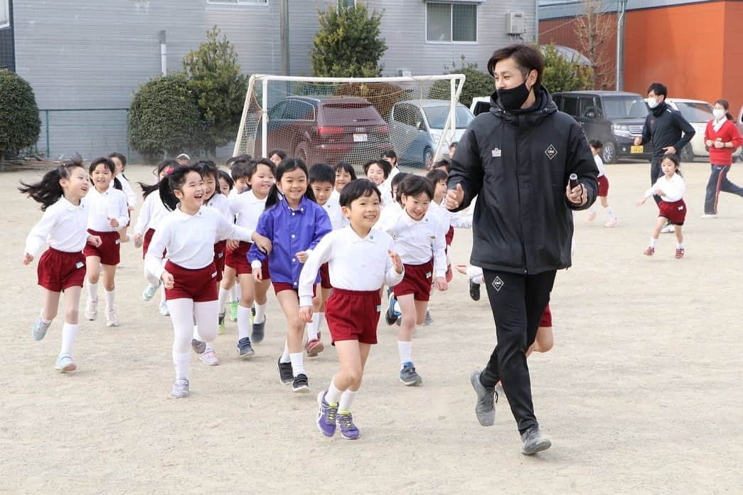 森下俊さんのインスタグラム写真 - (森下俊Instagram)「. 愛知県江南市の江南幼稚園でサッカー教室を行いました。  昨年に引き続き2回目となります。  年長さん140人、4クラス4部構成で園児とボールコントロール、鬼ごっこ等、遊びも取り入れながら楽しくサッカーをし、最後は試合をしました⚽️  今回は保護者の方にも参加していただきました‼️  江南幼稚園の関係者の皆様ありがとうございました‼️  今回は @shimochan4405 と一緒にサッカー教室をしました‼️ ショウゴありがとう😄  #サッカー #サッカー教室 #サッカースクール #愛知県 #江南市 #江南幼稚園 #出張サッカー教室 #出張サッカースクール #募集中」1月16日 18時40分 - 3shunmorishita5