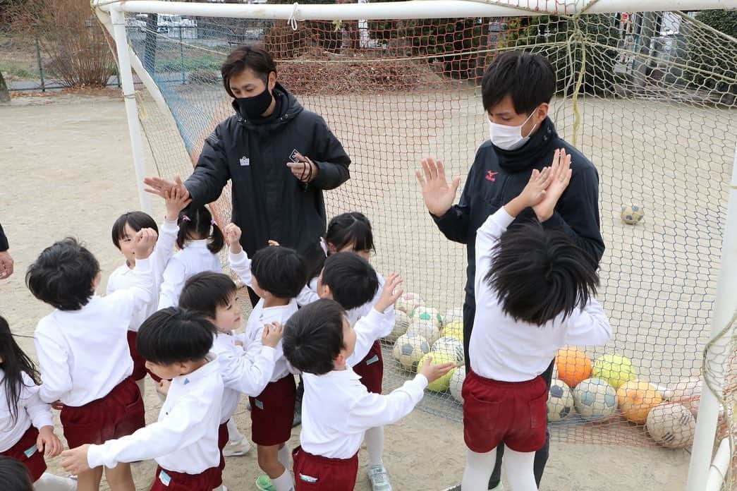 森下俊のインスタグラム：「. 愛知県江南市の江南幼稚園でサッカー教室を行いました。  昨年に引き続き2回目となります。  年長さん140人、4クラス4部構成で園児とボールコントロール、鬼ごっこ等、遊びも取り入れながら楽しくサッカーをし、最後は試合をしました⚽️  今回は保護者の方にも参加していただきました‼️  江南幼稚園の関係者の皆様ありがとうございました‼️  今回は @shimochan4405 と一緒にサッカー教室をしました‼️ ショウゴありがとう😄  #サッカー #サッカー教室 #サッカースクール #愛知県 #江南市 #江南幼稚園 #出張サッカー教室 #出張サッカースクール #募集中」