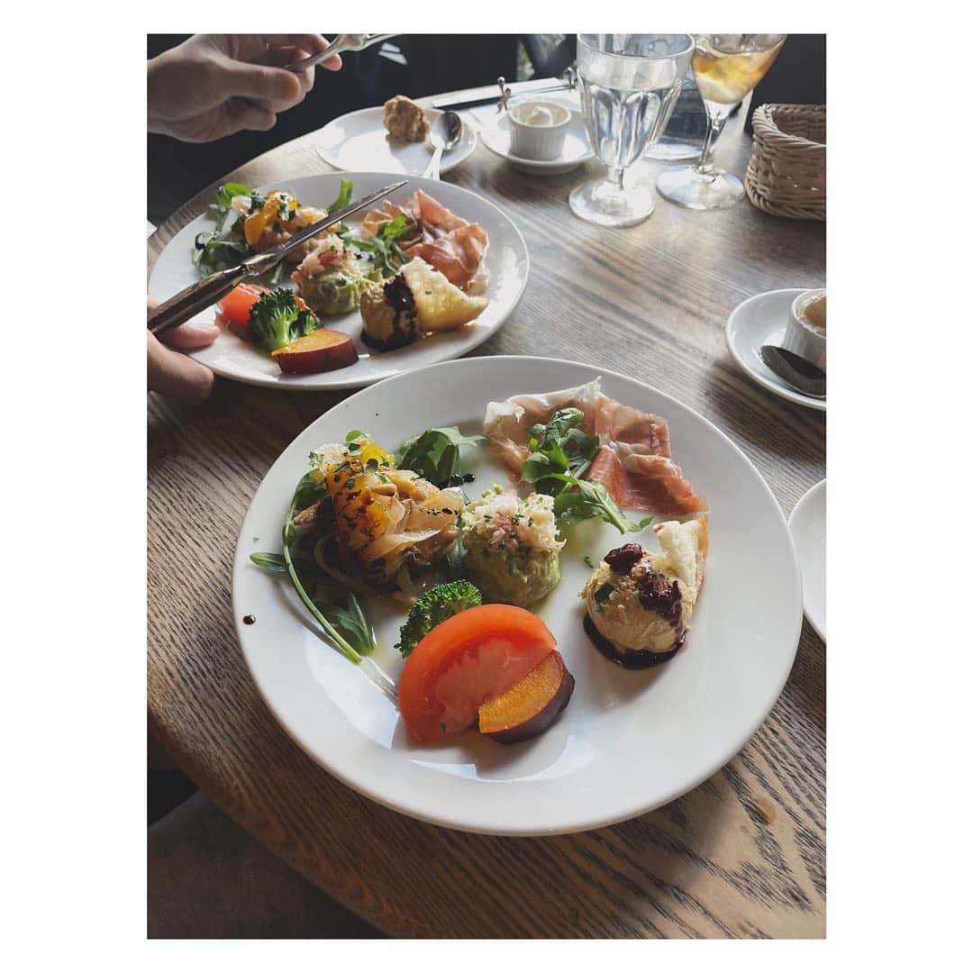 野尻美穂のインスタグラム：「美味しいご飯と楽しい会話。 元気の活力😌 今年も沢山吸収したいなぁ。  #カップを持つ指😇」
