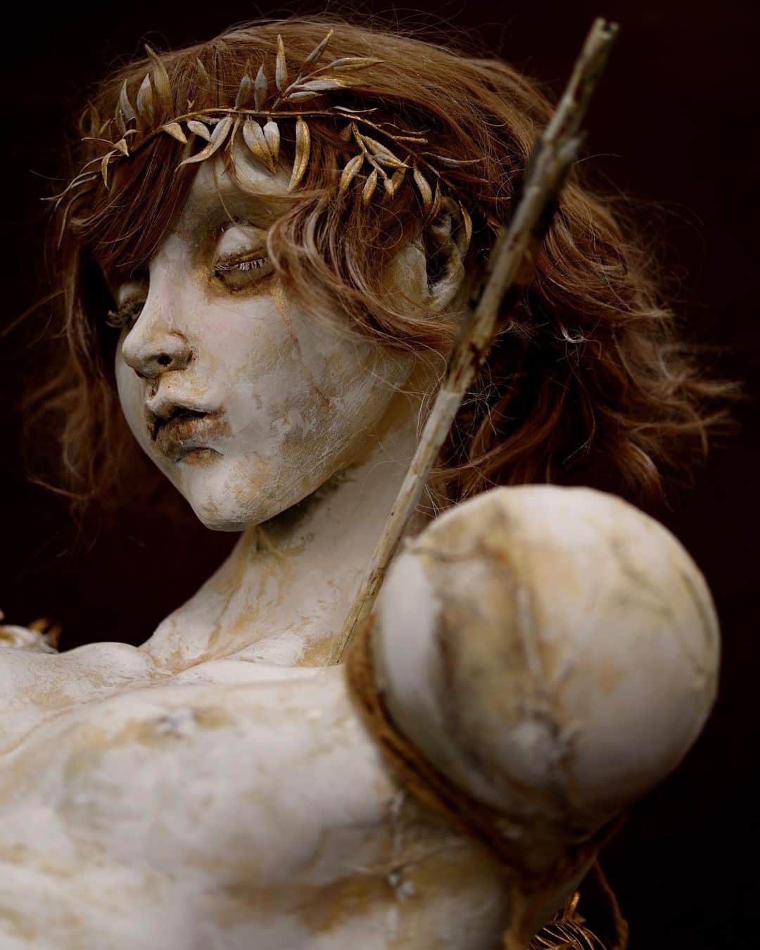 のインスタグラム：「"La marche des fiertés" photo by Nagare Tanaka. @tanaka_nagare   Created in 2022. Sebastian, the patron saint of plague and homosexuality. The sadness of him, and the strength to stand up in spite of it, are beautifully captured. I am deeply moved by the beautifully captured images. I will continue to devote myself to this work!! †††††††††††  「La marche des fiertés」 を、写真家の田中流さまが撮ってくださいました。  【2022年作】 疫病、同性愛の守護聖人であるセバスティアヌスの 悲哀や、それでも立ち上がる強さを 見事に撮影してくださって感無量です。 今後も精進しようと思います！  #彫刻　#人形　#sculpture #art #beautifulsculpture #originaldoll #queerart #lgbtq #pride🌈 #photographer #アート写真 #fantasyart #gothicart #japaneseartist #riotokikawa」
