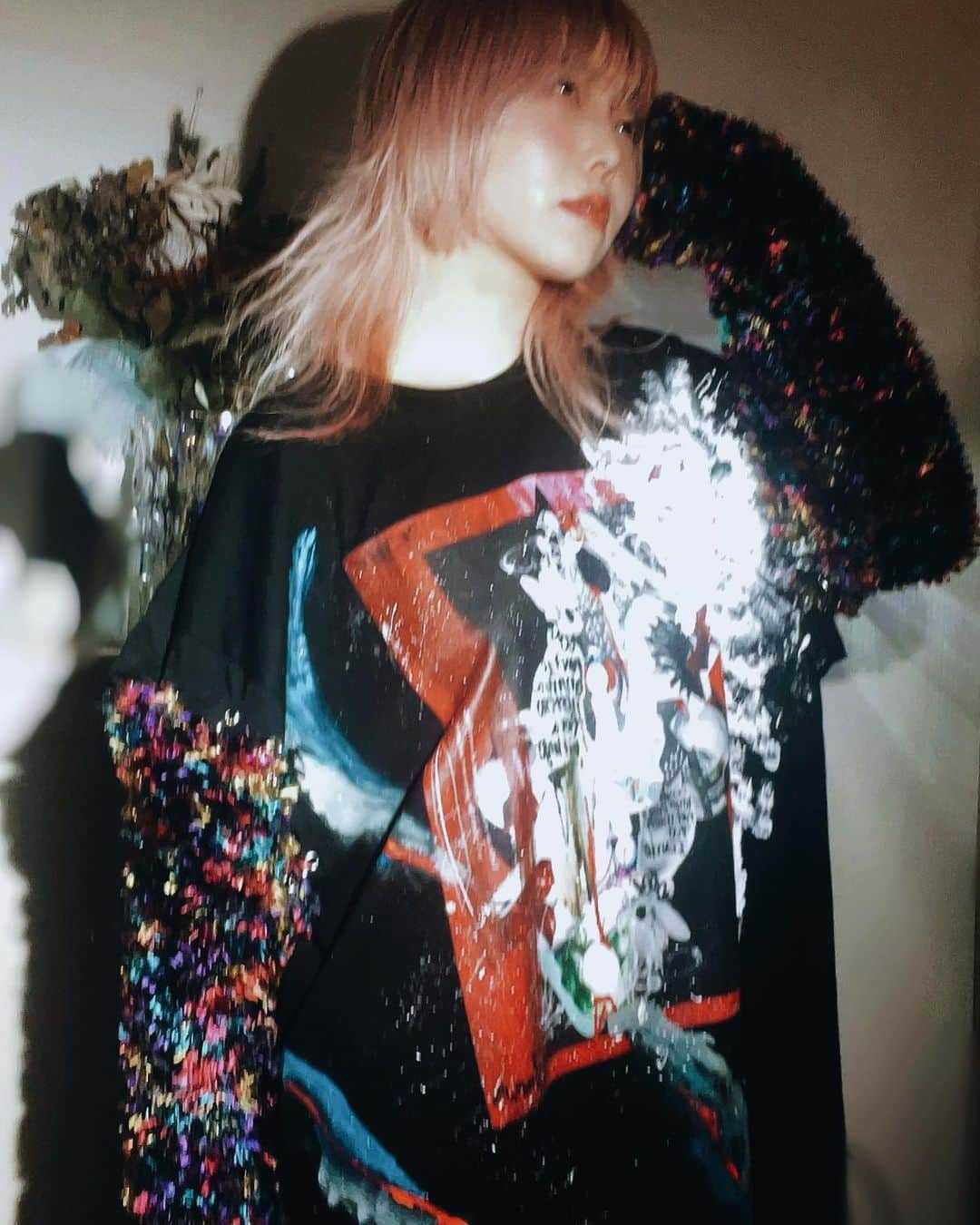 中村未来のインスタグラム：「rabbit hole Long T-shirt -Re:make- ペイントしたの着てみた💋🐇 ⁡ 明日会えるのを心から楽しみにしてるよ ⁡ 🖤🖤🖤🥀」