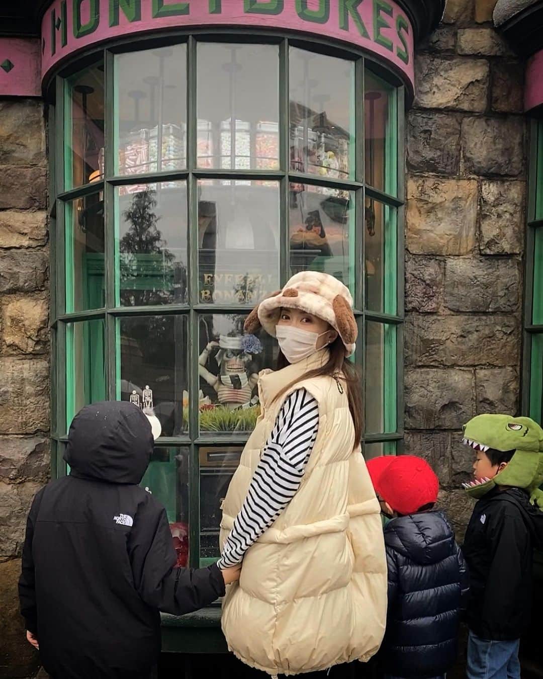 rats1316のインスタグラム：「・ あけましておめでとうございます🙇🏻‍♀️  USJ行ってきました🎢 ずっと行きたかったんだけど三男の身長が110cmを超えるまで待ってました(お兄ちゃんだけ乗れてずるい〜って悲しい思いするのを避ける為)  とっても楽しかった！ せっかく来たんだからという魔の囁きでだいぶ散財したけど、息子達の楽しい思い出として残ってくれるなら安いもんや！ と言えるように今年も頑張ります😊 ・ 皆様今年もどうぞ宜しくお願いします🙇🏻‍♀️ ・ ・ ・ #家族旅行#USJ#札幌ママ#北海道ママ#三兄弟ママ」