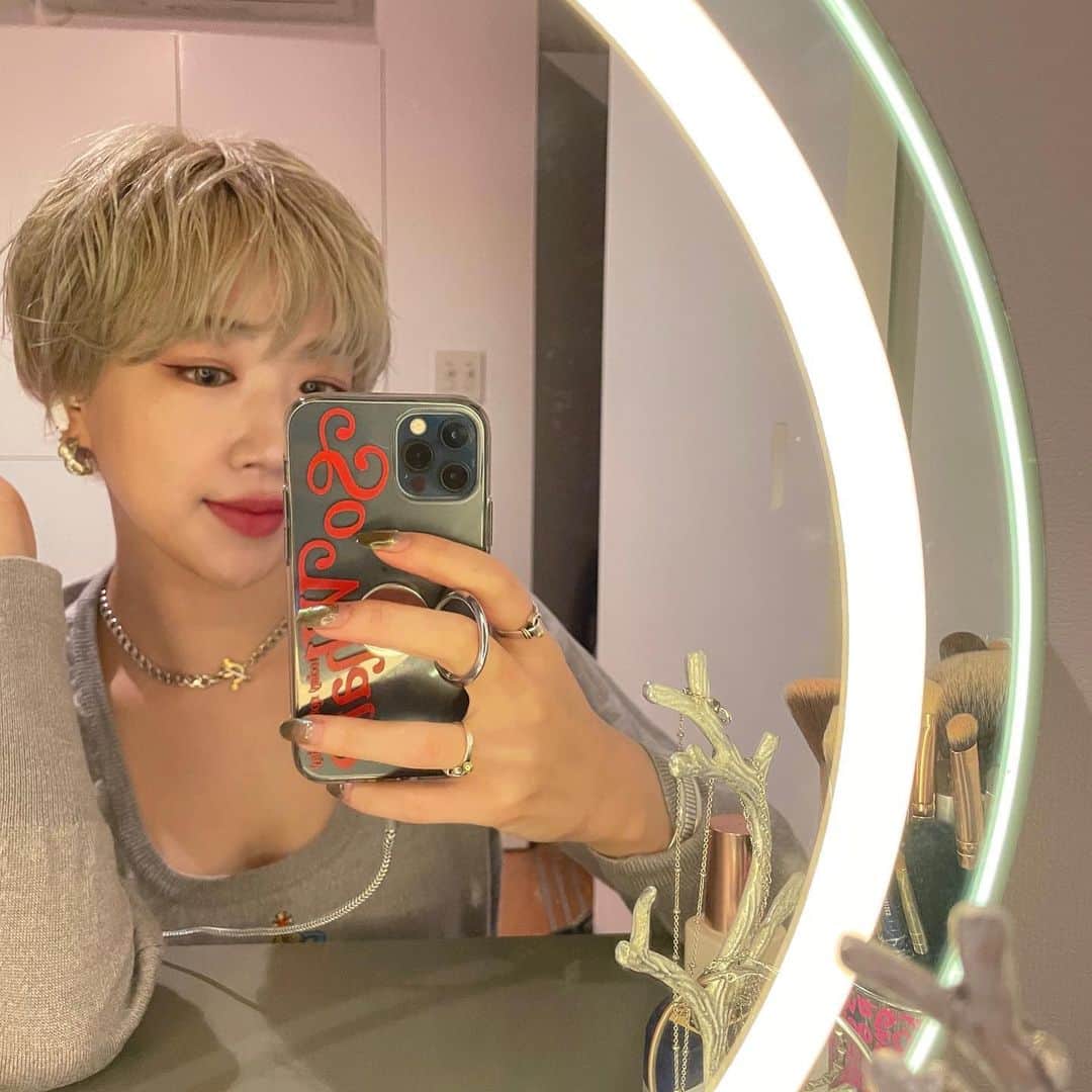 SARAのインスタグラム：「毎日ヘアメイク変えて 毎日違う人みたいで楽しいw」